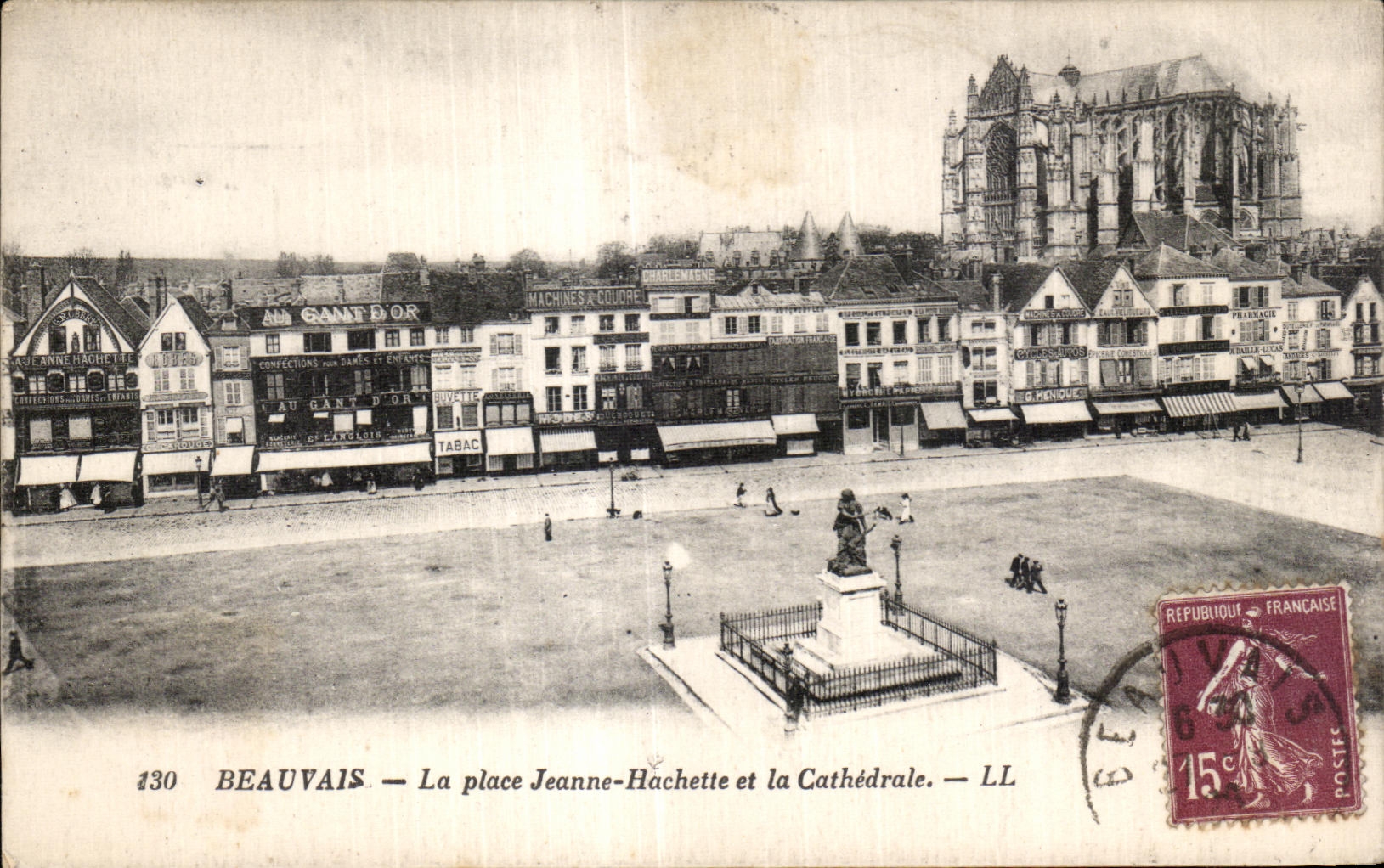 Beauvais — La place Jeanne-Hachette et la Cathédrale — LL