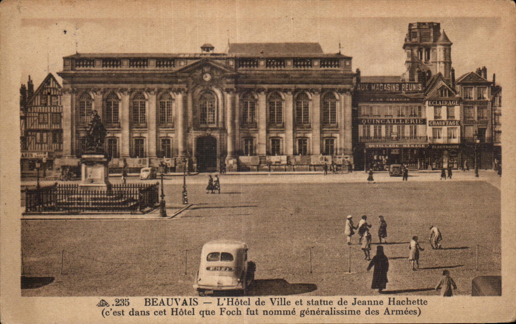 CPA Beauvais L Hotel de Ville et Statue de Jeanne Hachette
