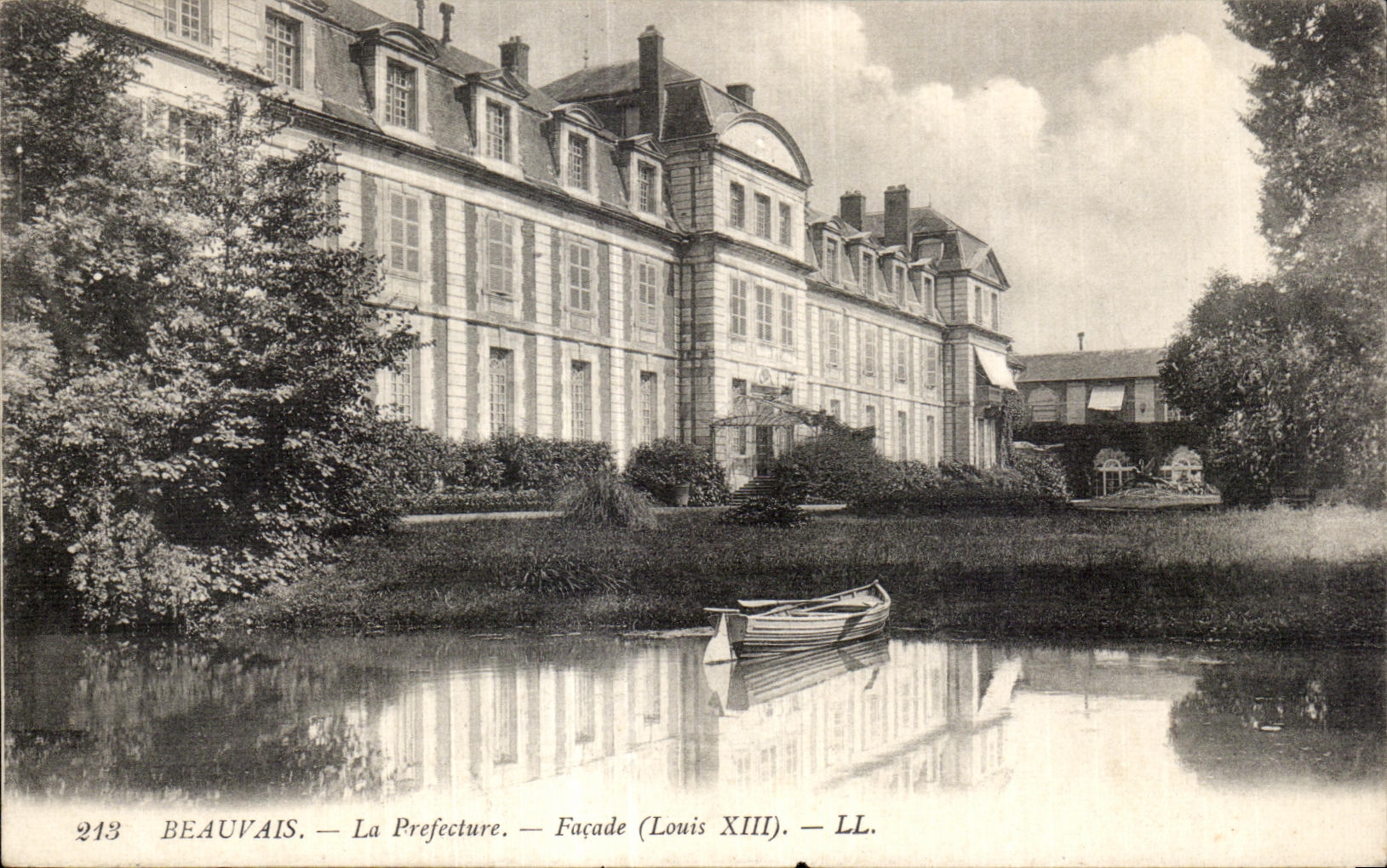 Beauvais — La Préfecture — Façade (Louis XIII) — LL.
