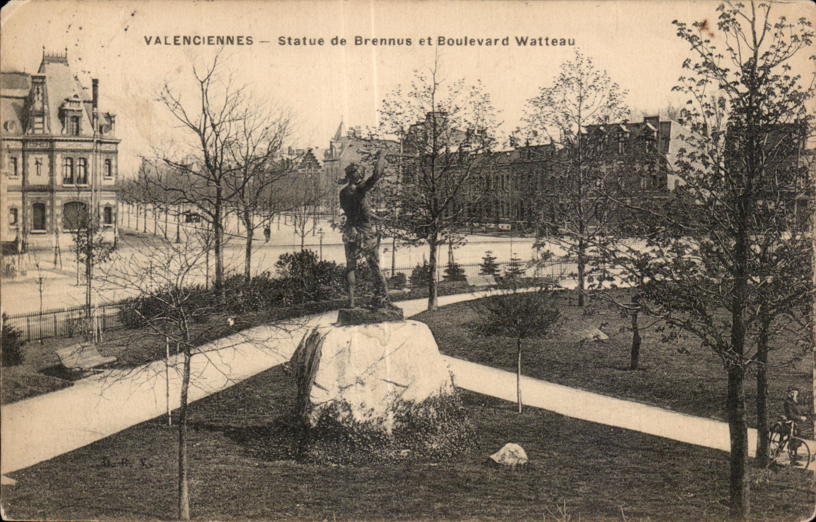 CPA Valenciennes Statue de Brennus et Boulevard Watteau