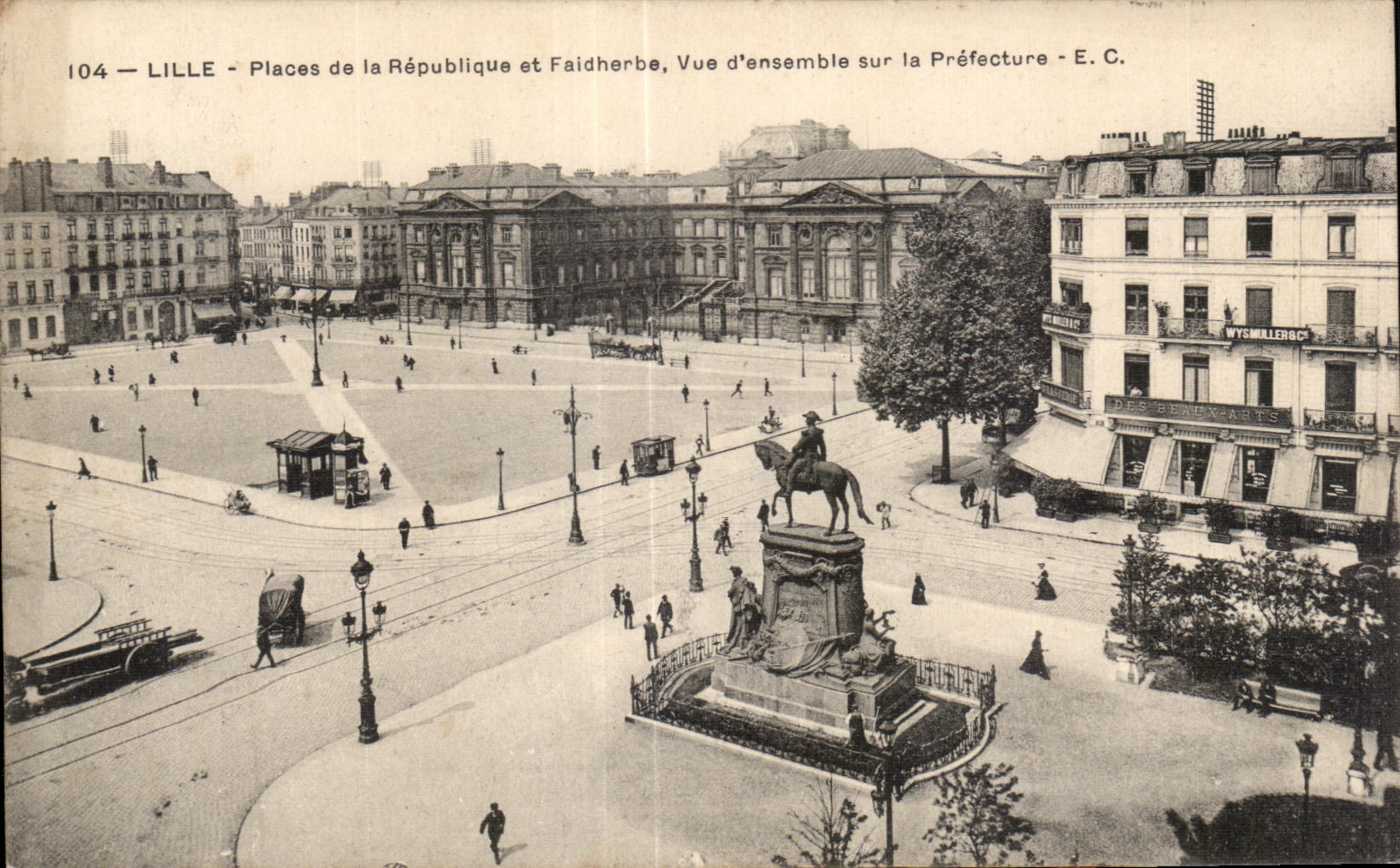 CPA Lille Places de la Republique et Faidherbe Vue d ensemble sur la Prefecture