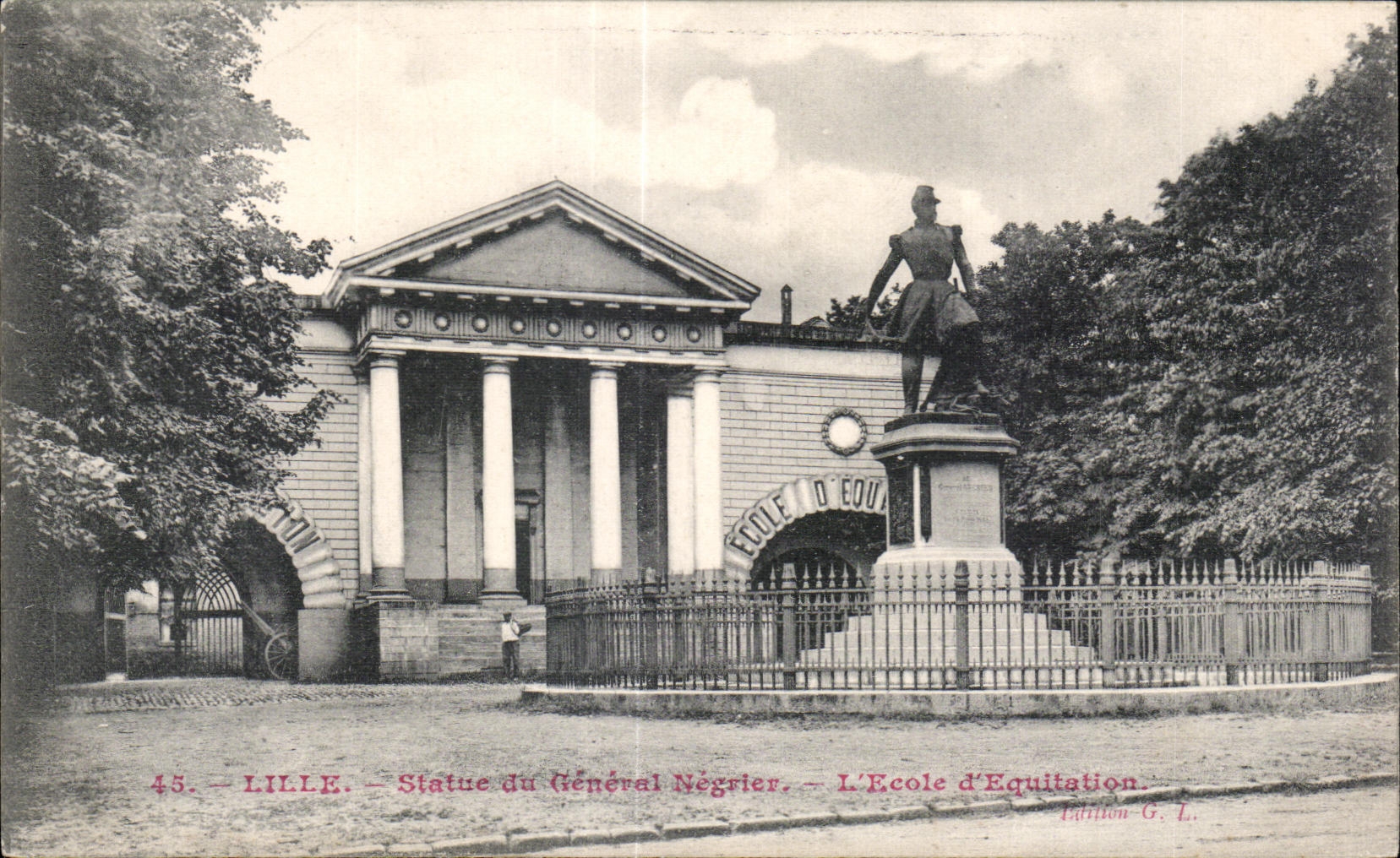 CPA Lille Statue du General Negrier L Ecole d Equitation Militaria 