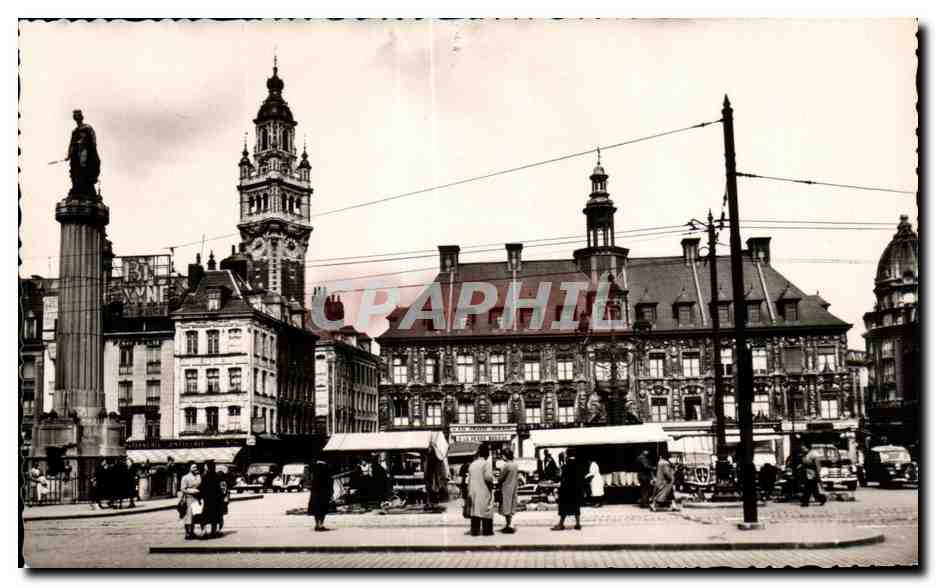 CPA Lille Nord Place du General de Gaulle A Gauche la Deesse dans le fond la Bourse