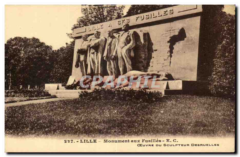 CPA Lille Monument aux Fusilles Ceuvre Du Sculpteur Desruelles