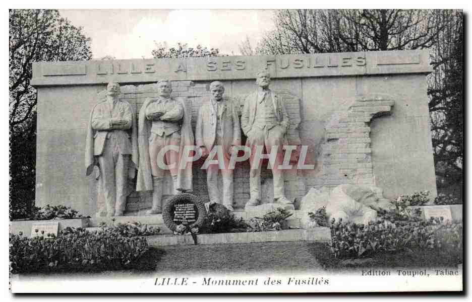 CPA Lille Monument des Fusilles Militaria 