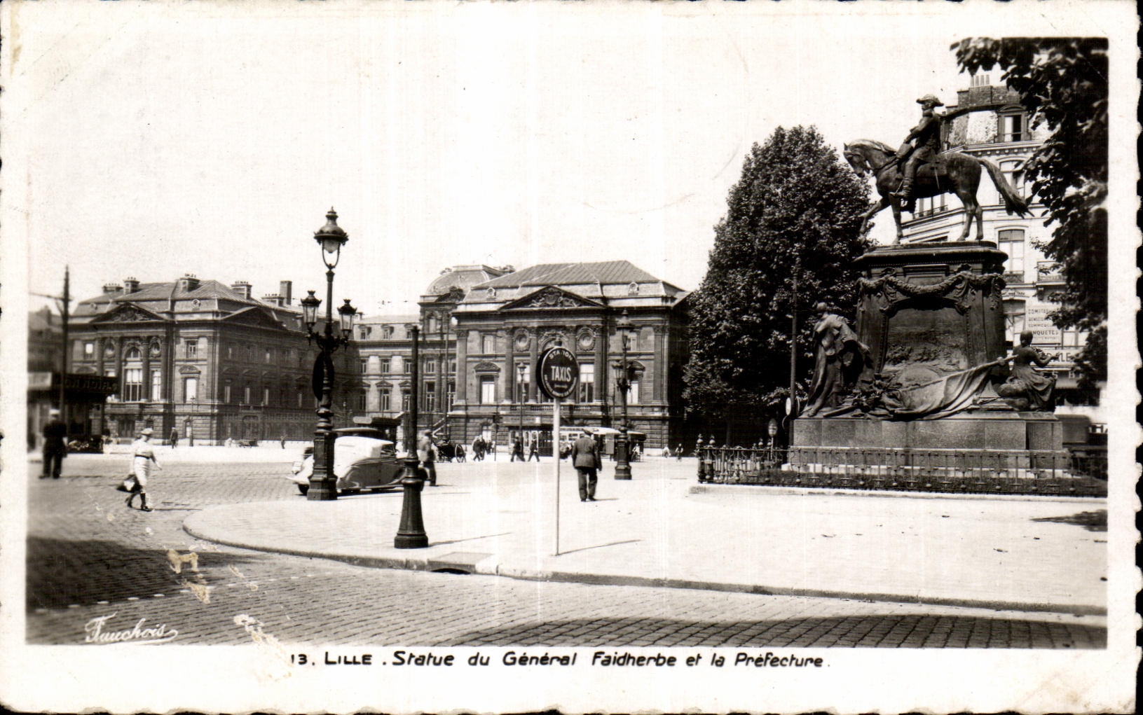 CPA Lille Statue du General Faidherbe et la Prefecture