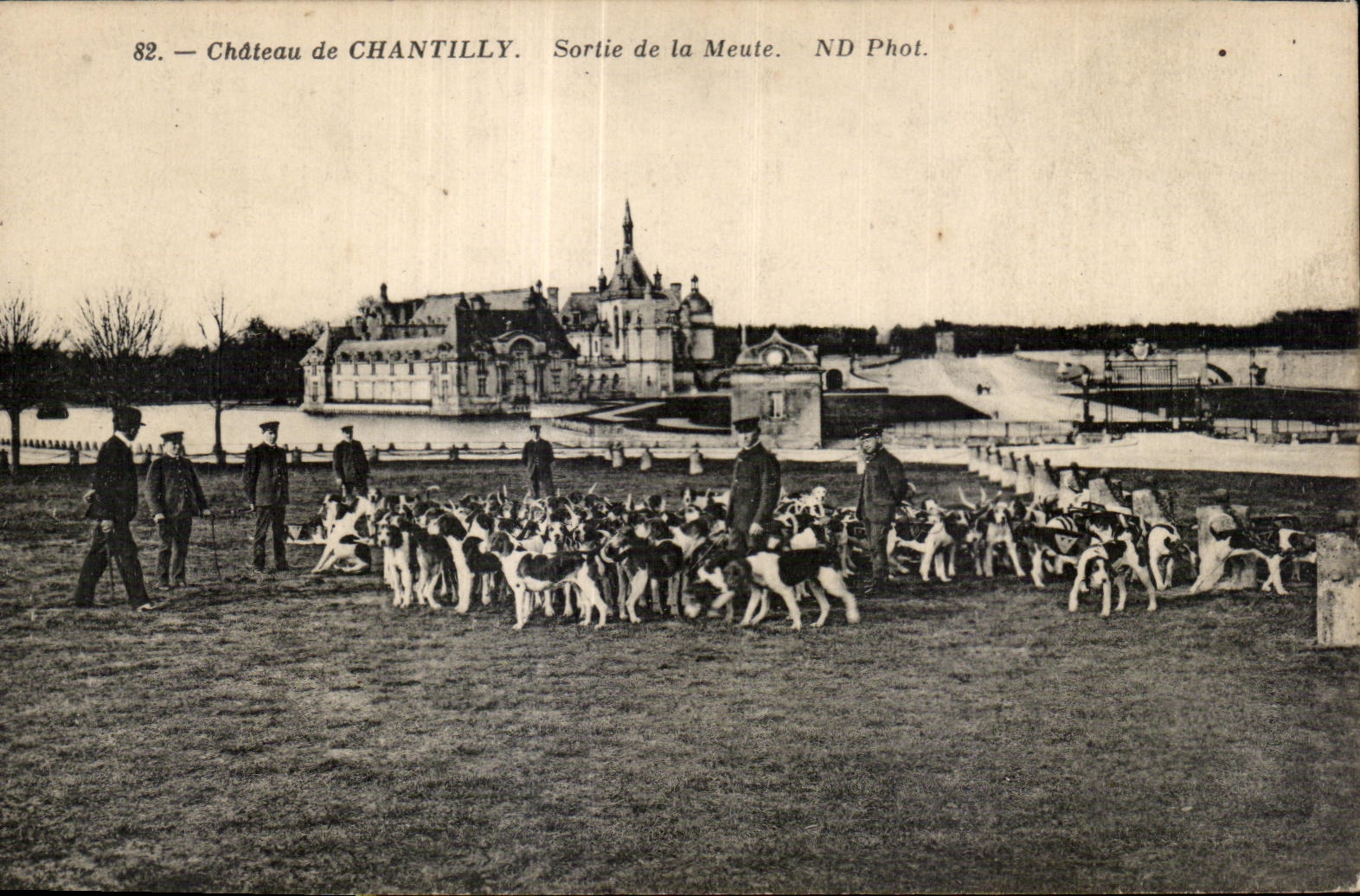 Château de CHANTILLY — Sortie de la Meute — ND Phot.