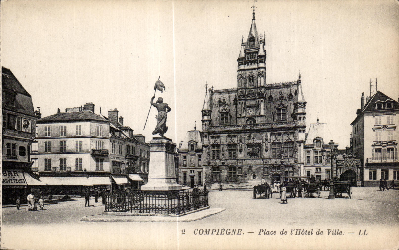 CPA Compiegne Place de l Hotel de Ville