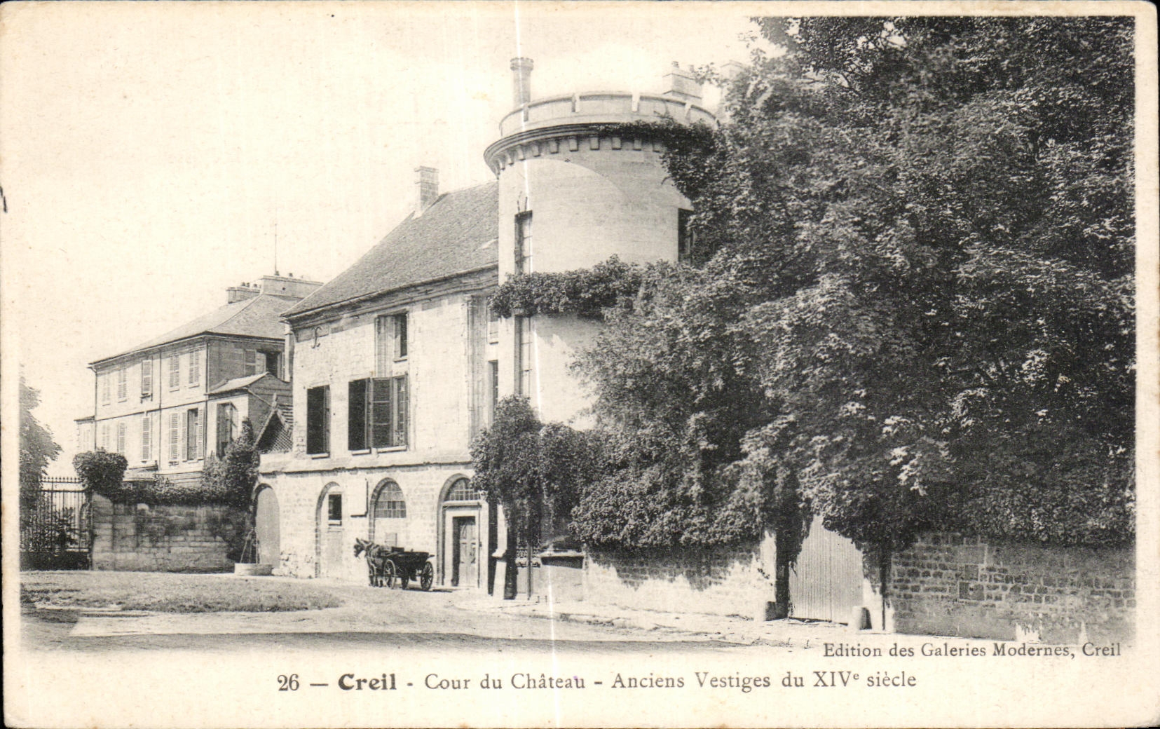 CPA Creil Cour du Chateau Anciens Vestiges du XIV siecle