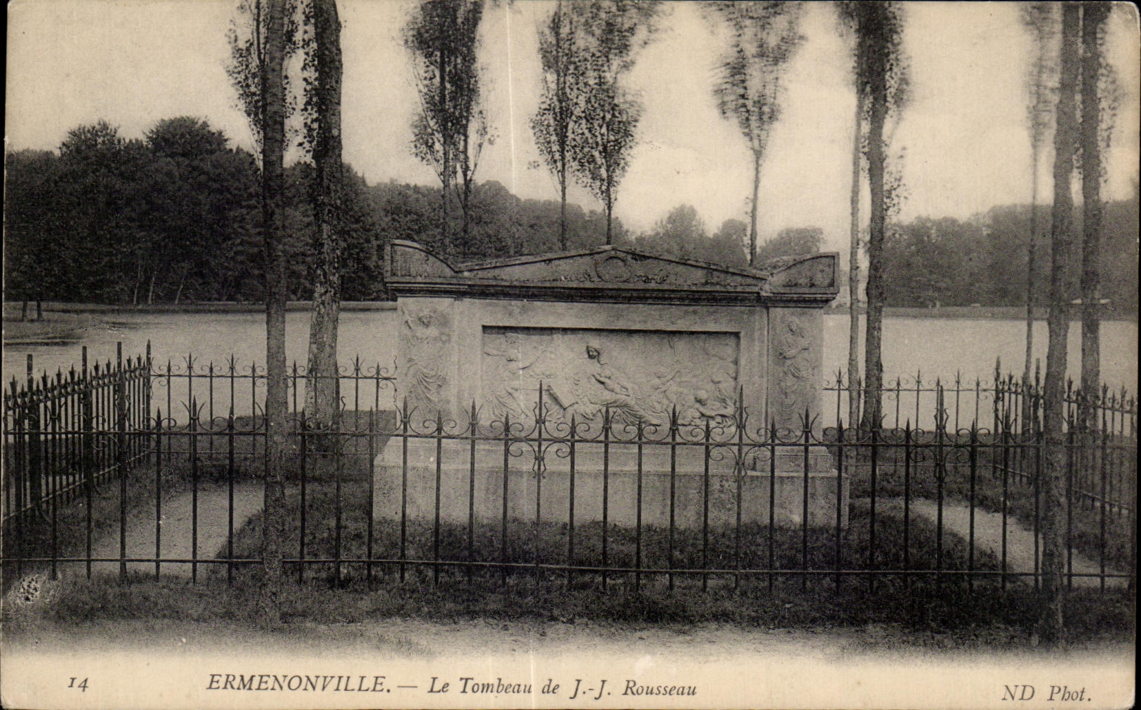 CPA Ermenonville Le Tombeau JJ Rousseau