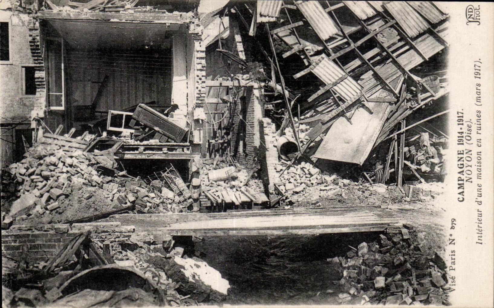 CPA Campagne Noyon Interieur d une maison en ruines Militaria 