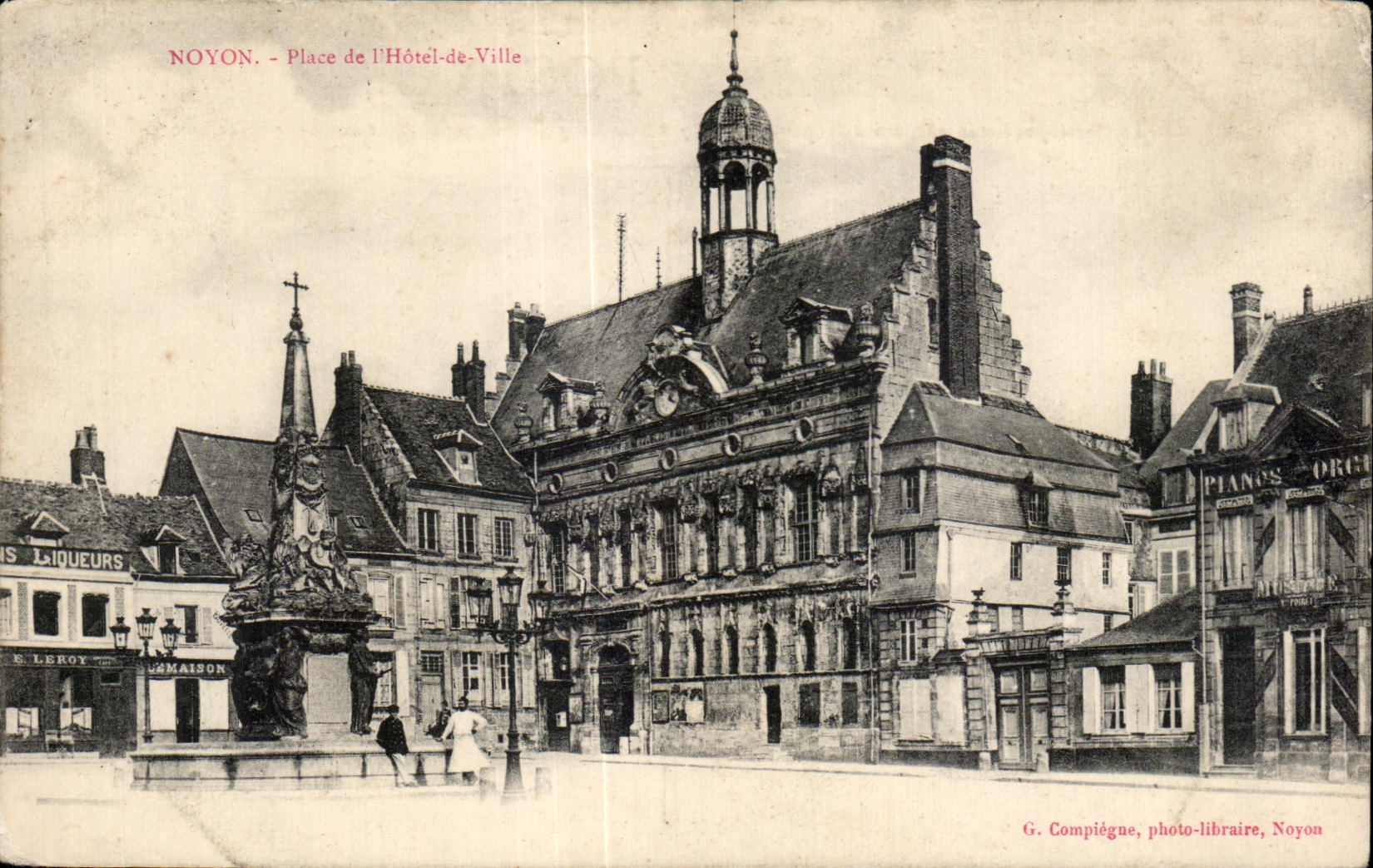 CPA Noyon Place de I Hotel de Ville