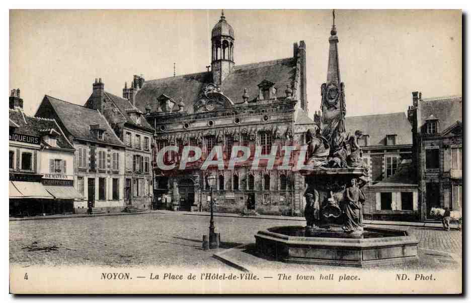CPA Noyon La Place de I Hotel de Ville The town hall place