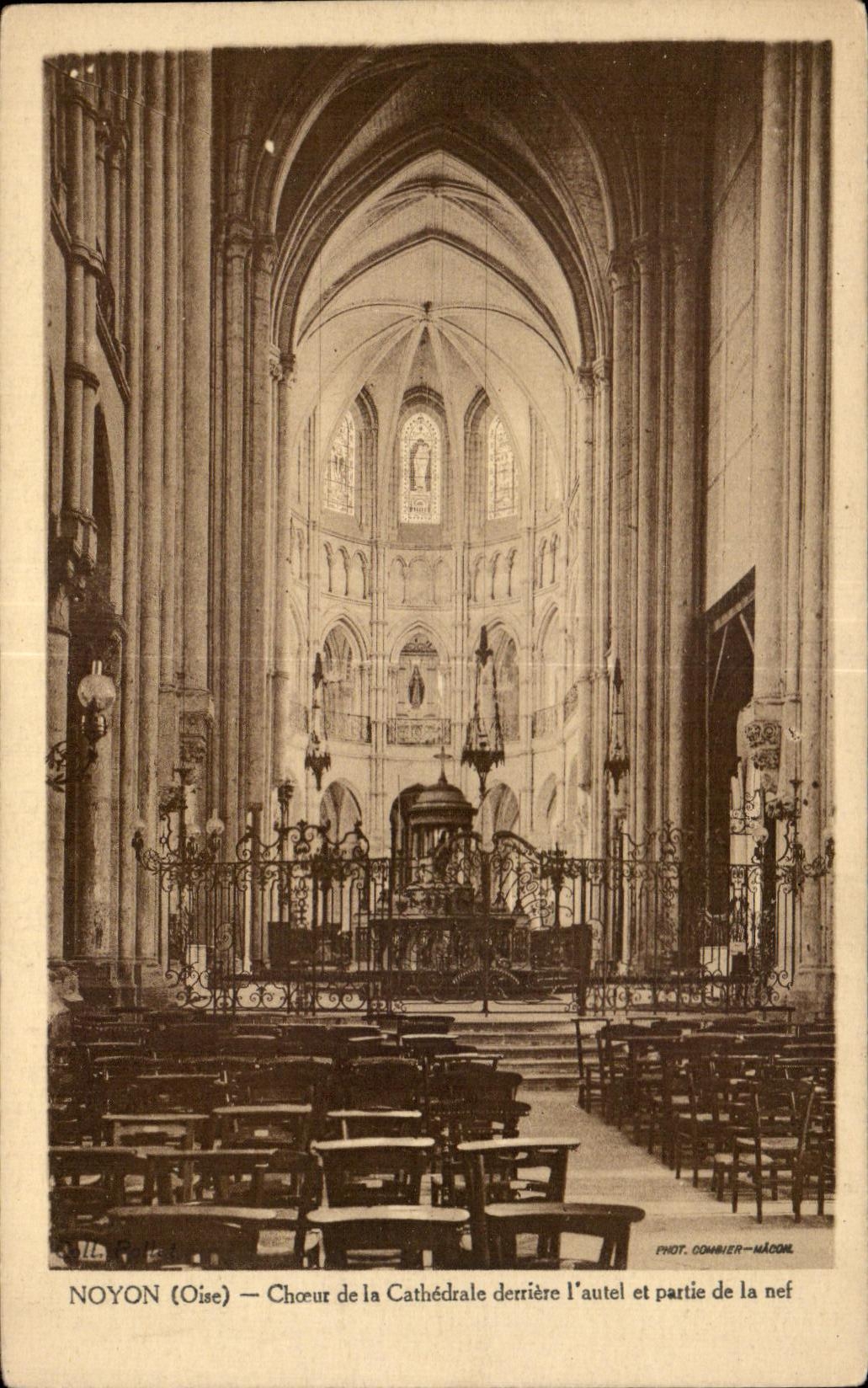 CPA Noyon (Oise) Choeur de la Cathedrale derriere I autel et partie de la nef