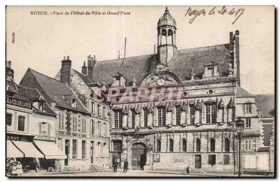 CPA Noyon Place de I Hotel de Ville et Grand Place