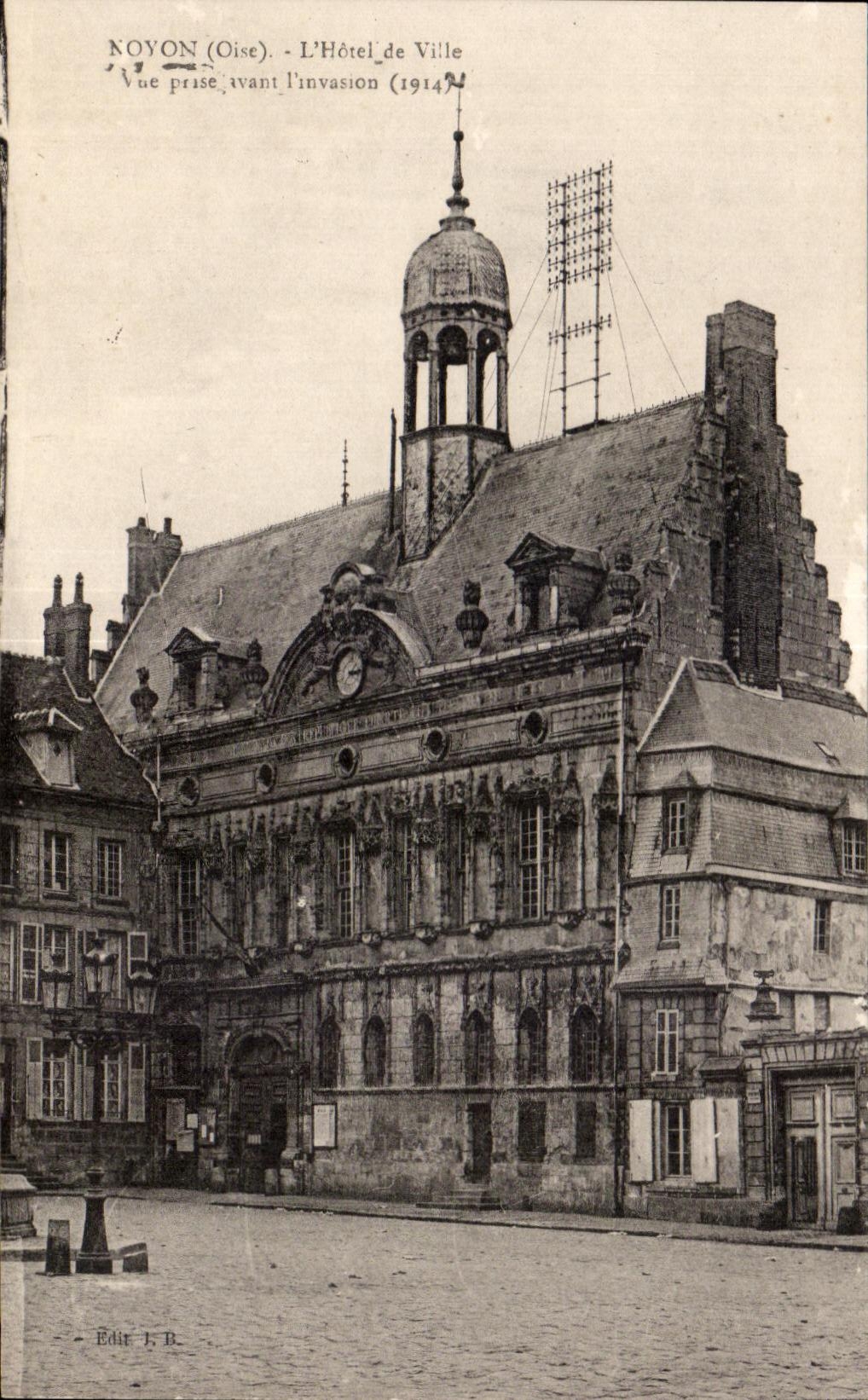 CPA Noyon (Oise) L Hotel de Ville vue prise avant I invasion Militaria 