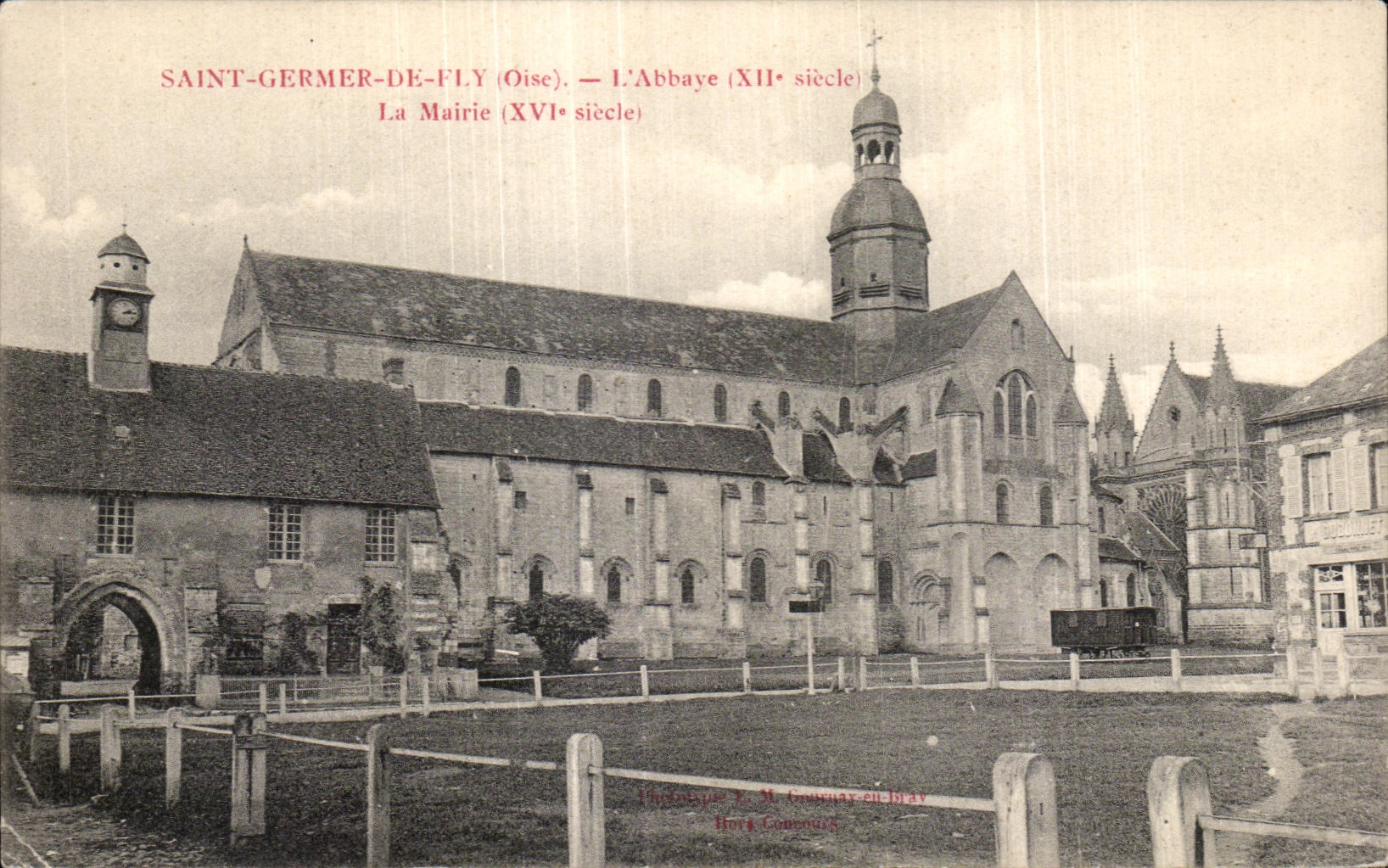CPA Saint Germer De Fly (Oise) L abbaye (XII-siecle) La Mairie (XVIe siecle)