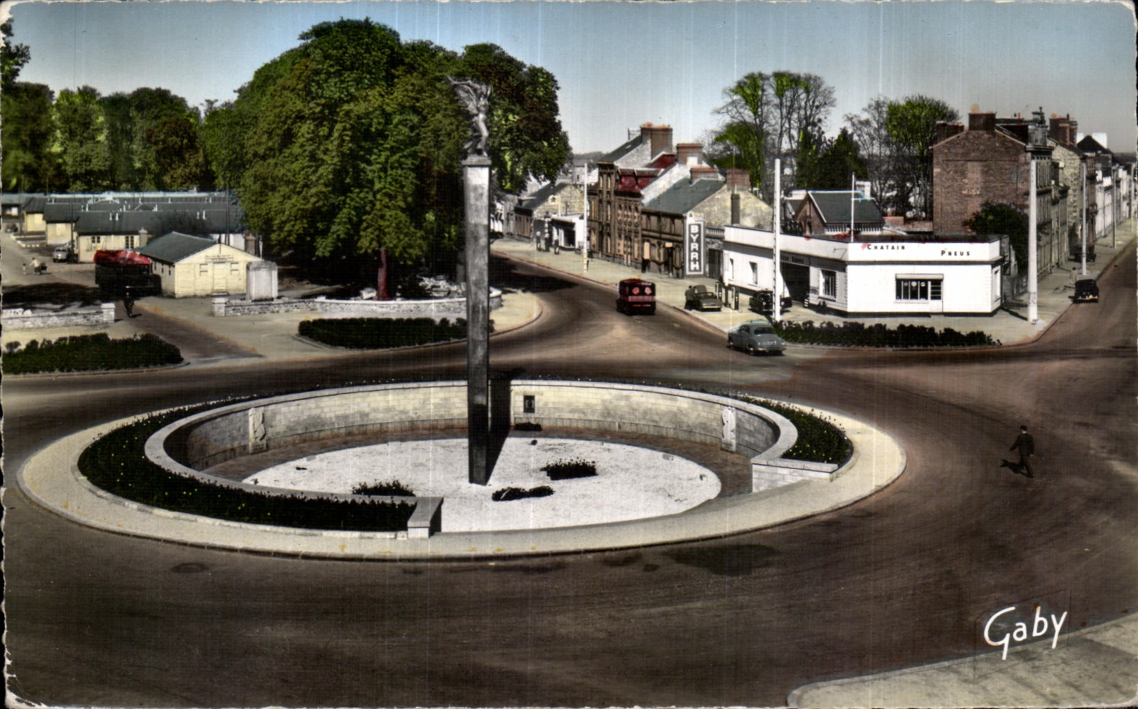 CPA Alencon (Orne) Place General de Gaulle et le Monument aux Morts