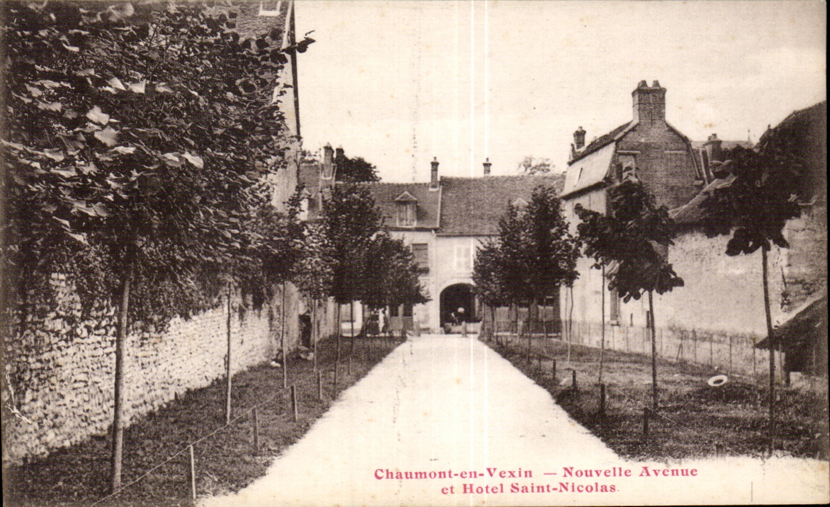 Chaumont-en-Vexin — Nouvelle Avenue et Hôtel Saint-Nicolas