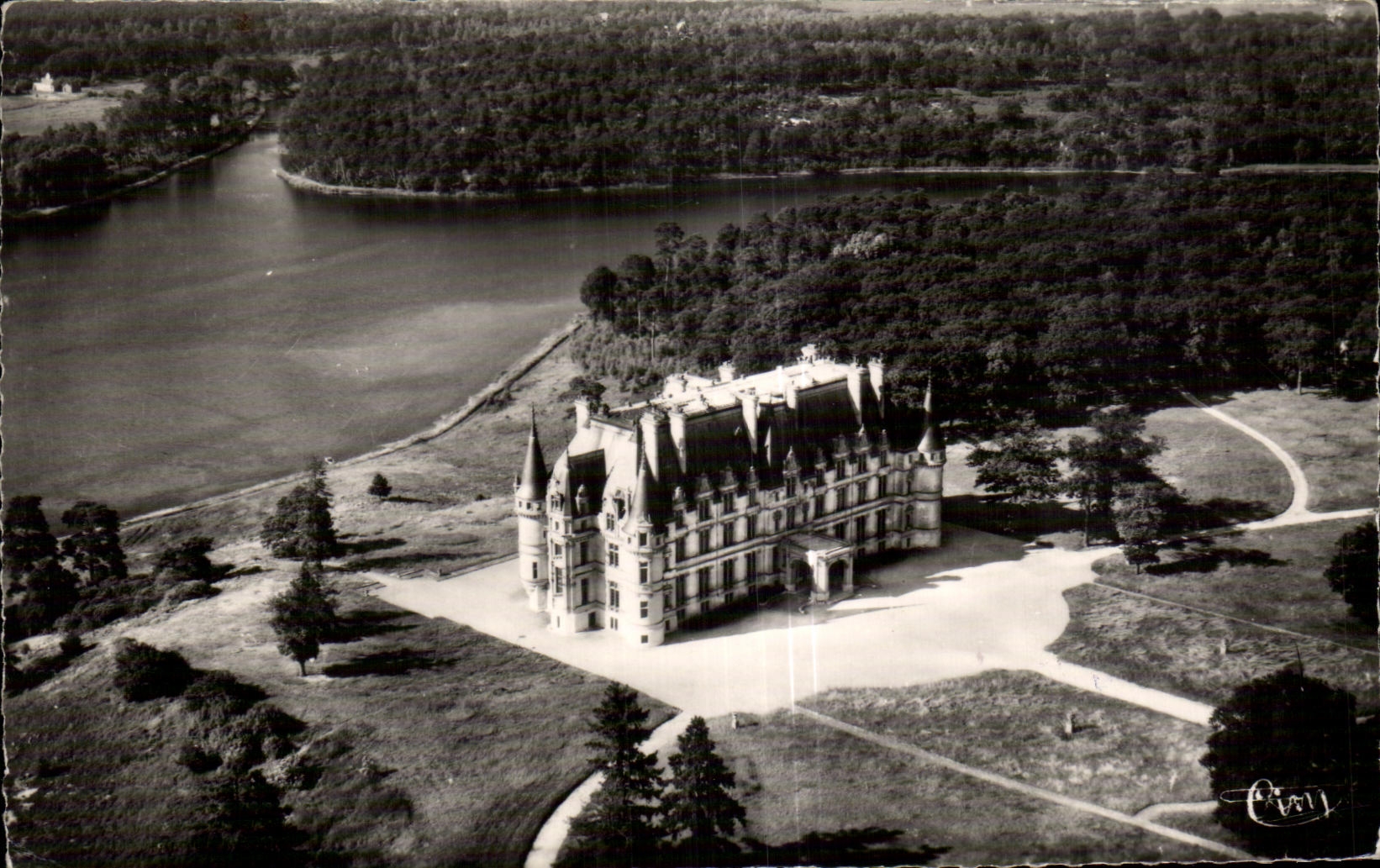 Mortefontaine (Oise) — Vue aérienne — Le Château de Vallière — Éditions Aériennes Combier