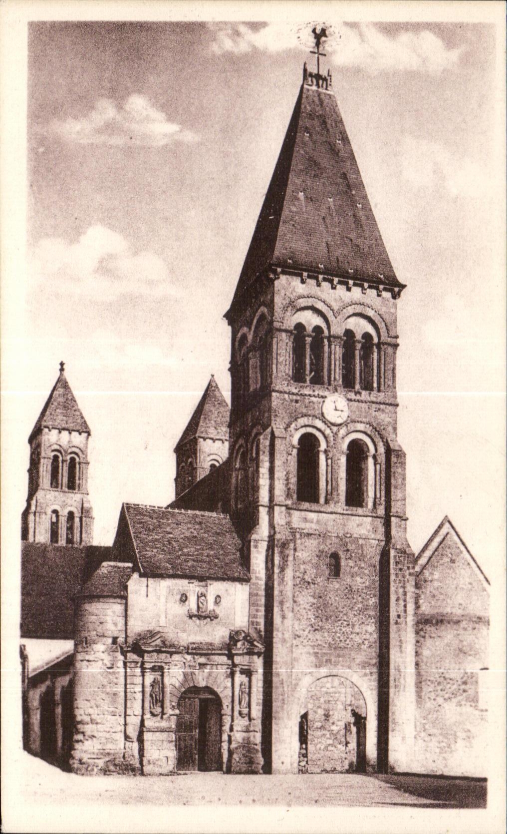 Morienville (Oise) — Façade de l'église abbatiale des bénédictines — Photo P. Duclos, Pierrefonds