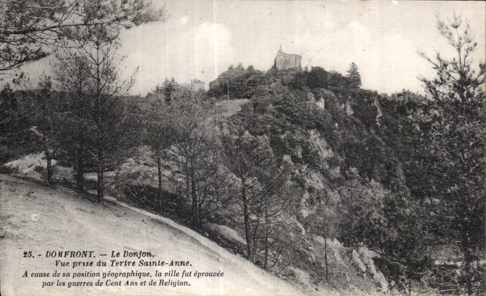 CPA Domfront Le Donjon Vue prise du Tertre Sainte Anne