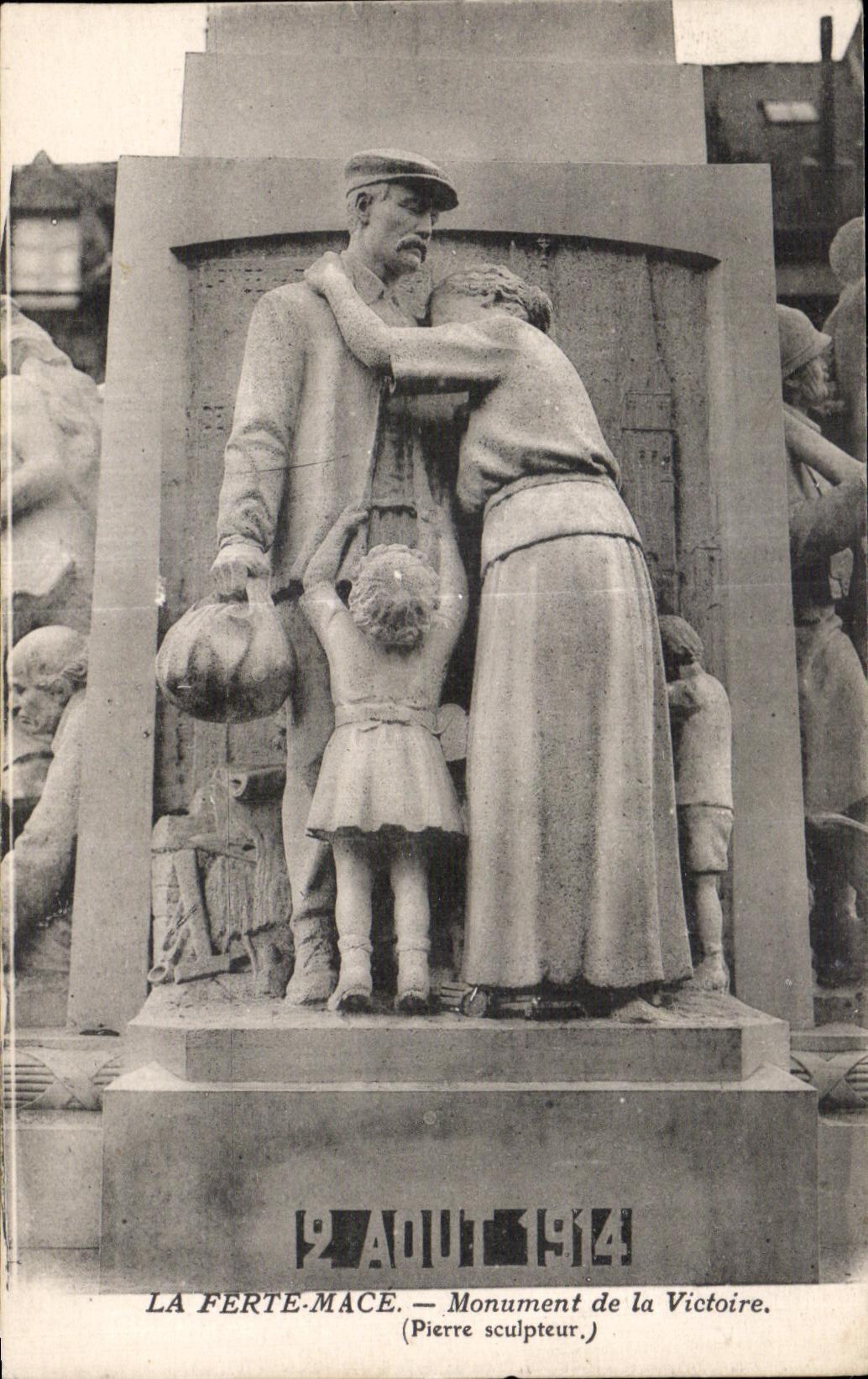 CPA La Ferte Mace Monument de la victoire (Pierre suulpteur)