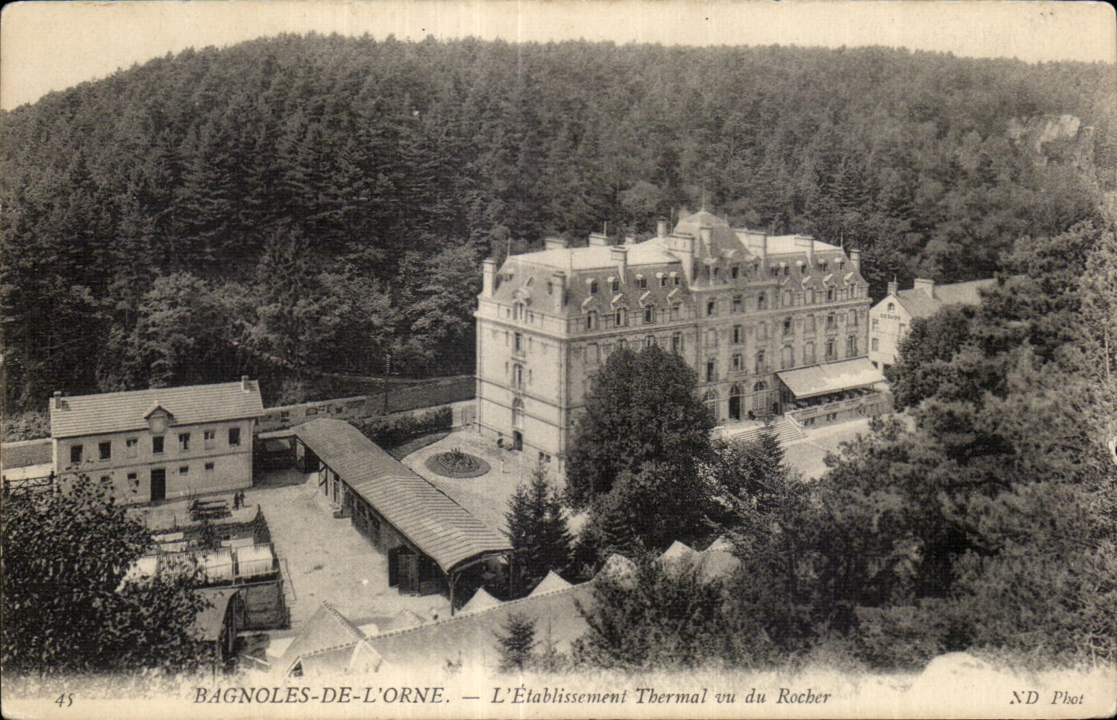 Bagnoles-de-l'Orne — Das Thermalbad vom Felsen aus gesehen — ND Phot