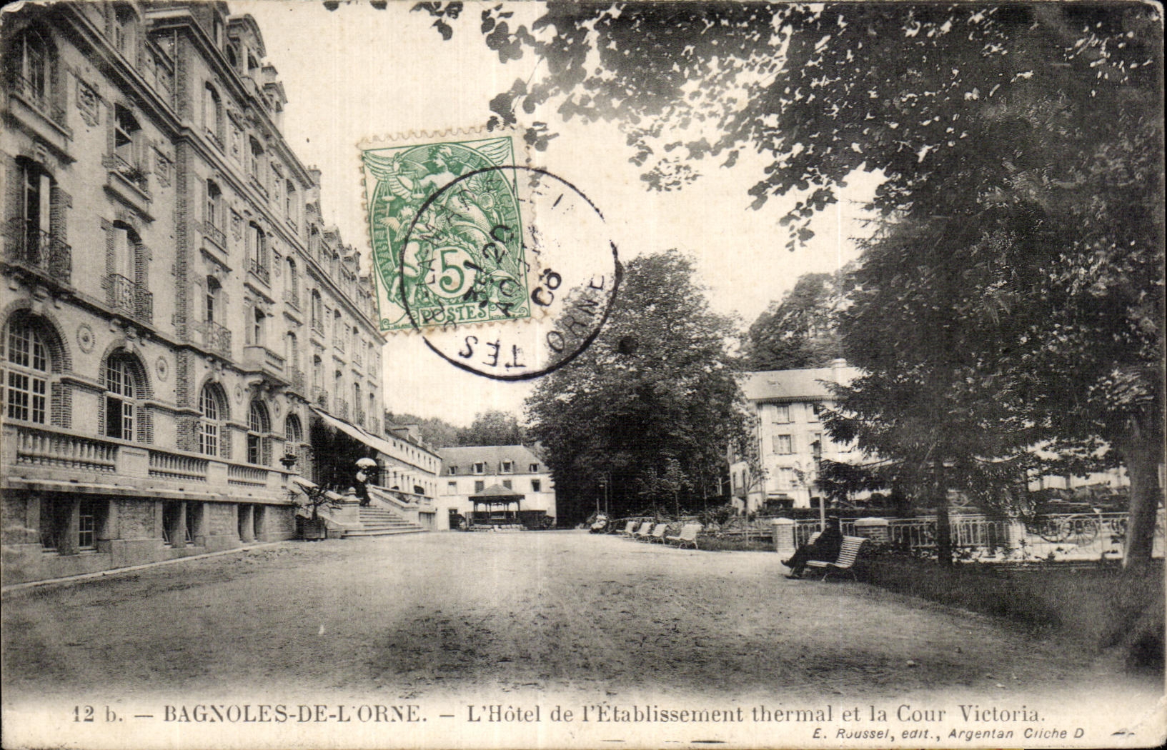 CPA Bagnoles De L Orne L Hotel de I Etablissement Thermal et la Cour Victoria