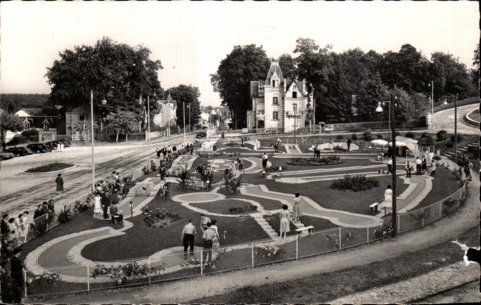 Bagnolles-de-l'Orne — Station Thermale. Le Golf Miniature — Éditeur R. Gattion, Rue de la Maison (Sienne-et-Oise)