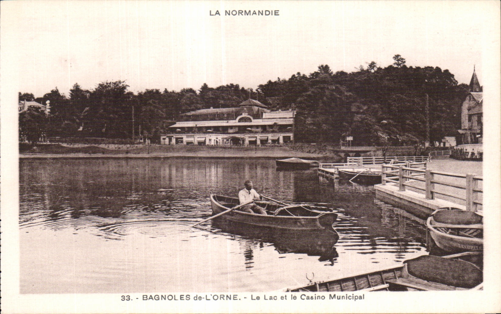 CPA Bagnoles De L orne Le Lac et le Casino Municipal
