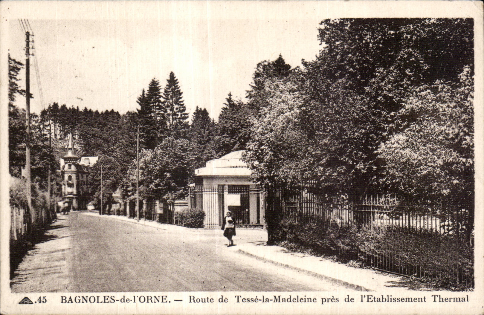 CPA Bagnoles de L Orne Roure de Tesse la Madeleine pres de l etablissement Thermal