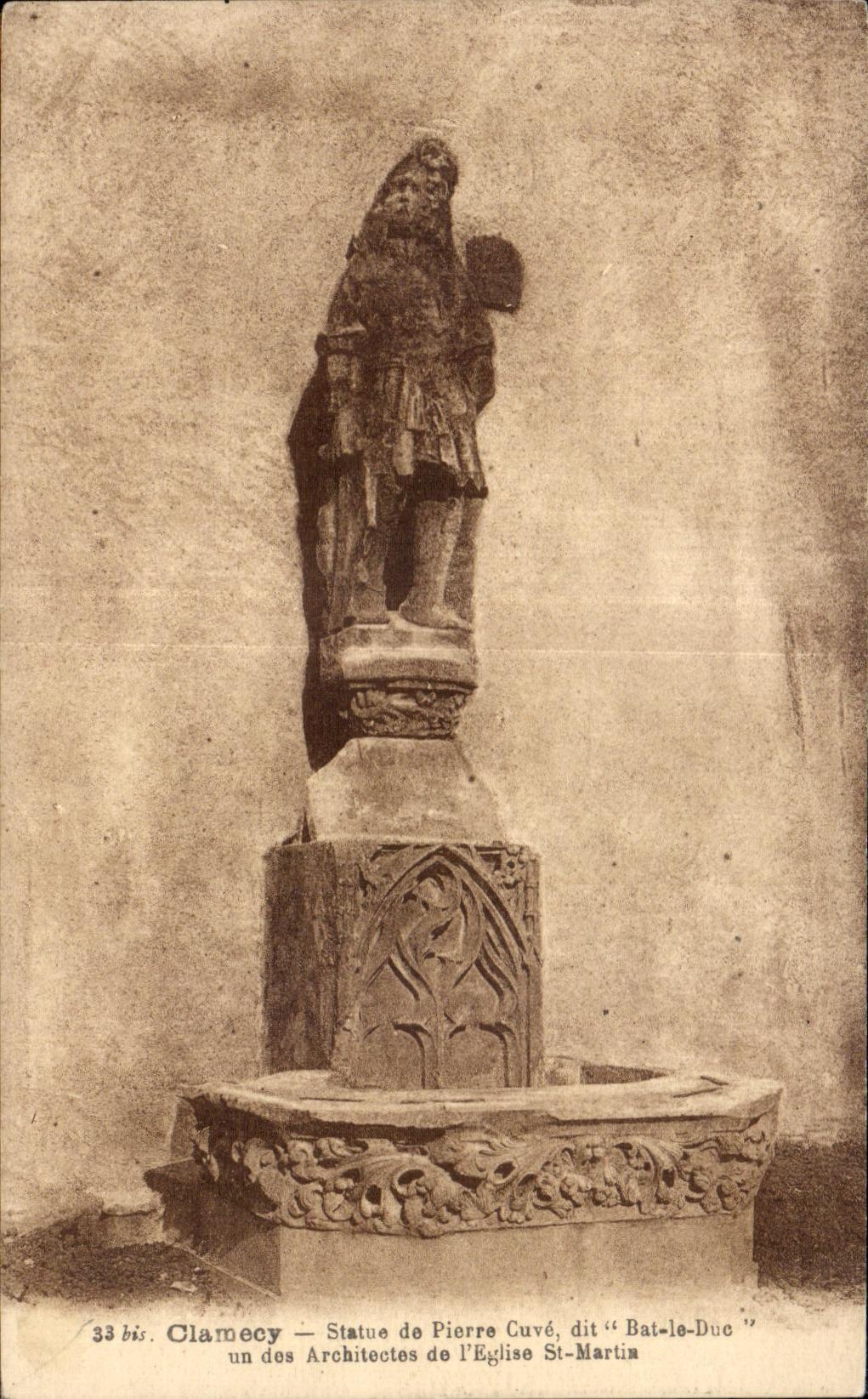 CPA Clamecy Statue de Pierre Cuve dit Bat le Duc un des Architectes de I Eglise St Martix