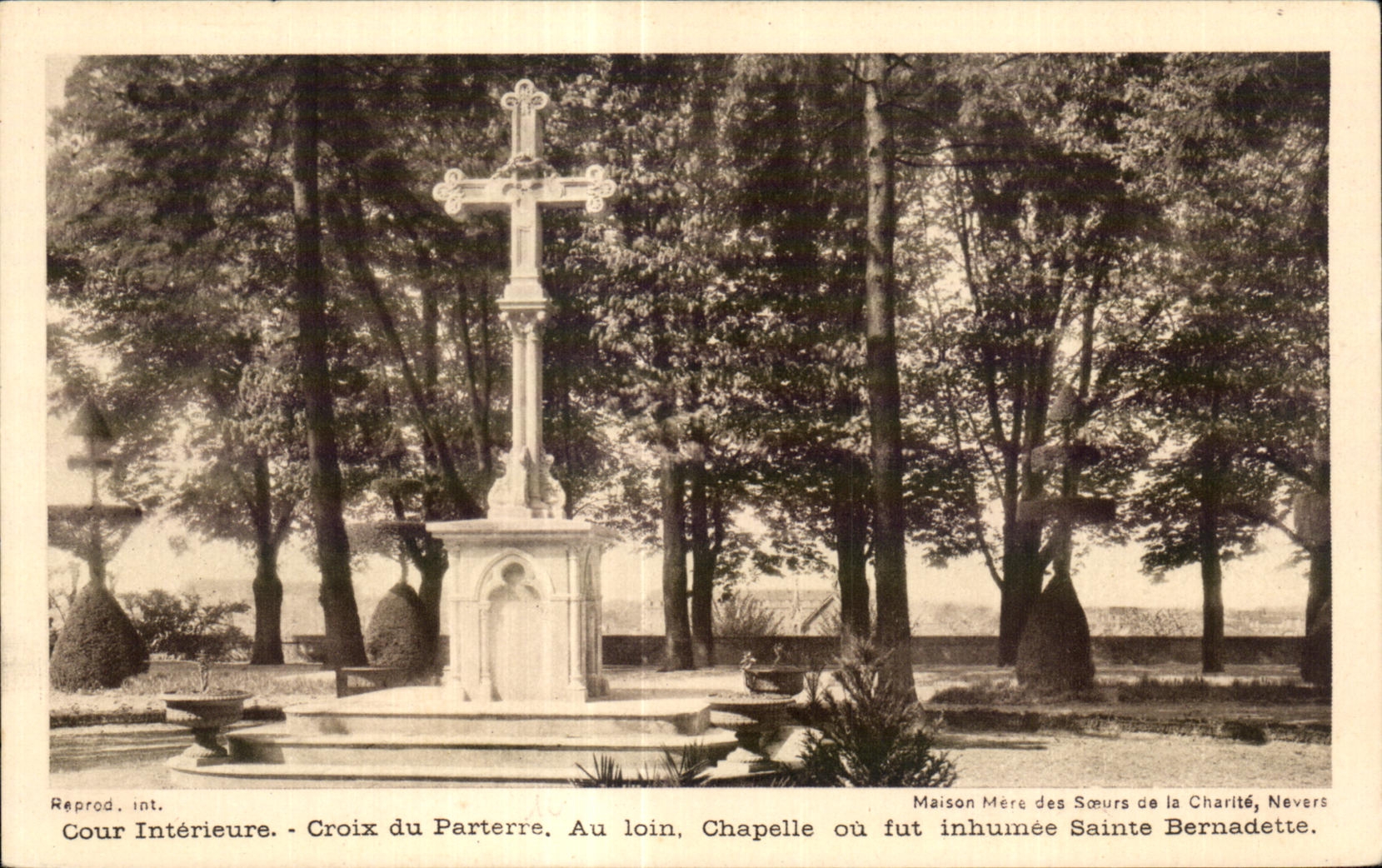Cour intérieure - Croix du parterre - Chapelle où fut inhumée Sainte Bernadette - Maison Mère des Sœurs de la Charité, Nevers