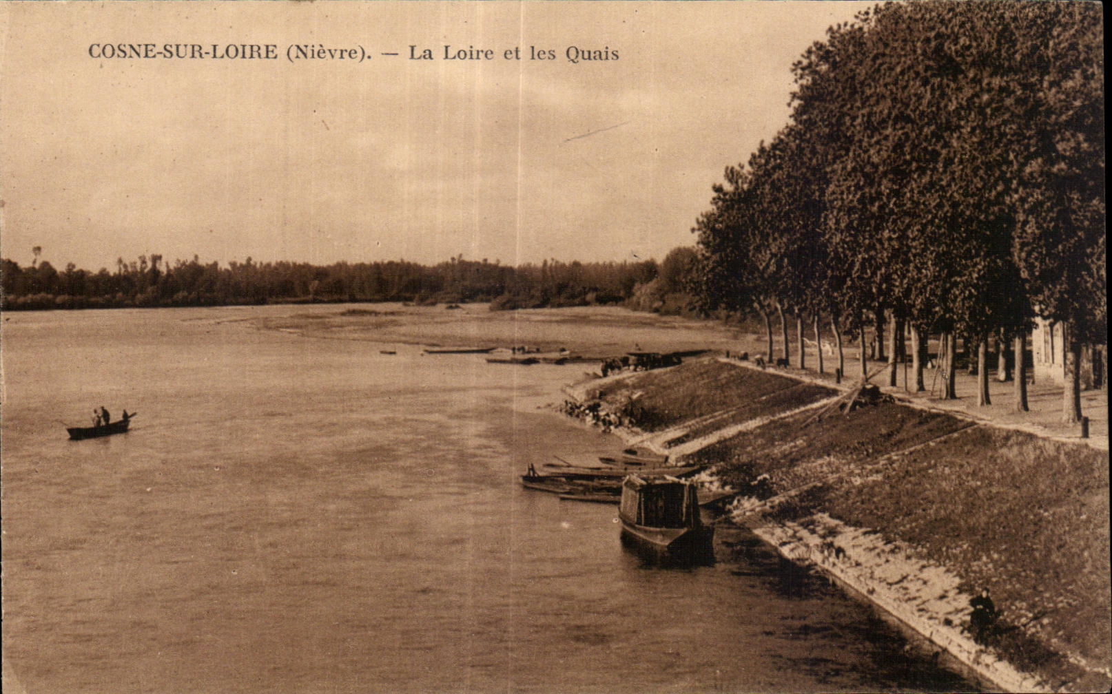 CPA Cosne Sur Loire La loire et Les Quais
