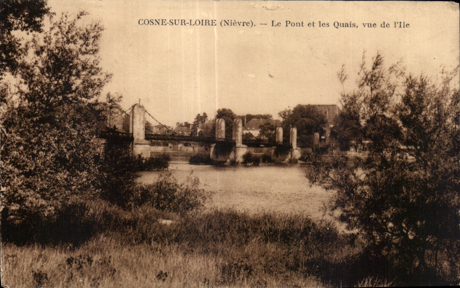 CPA Cosne Sur Loire Le Pont et Les Quais Vue de l Ile