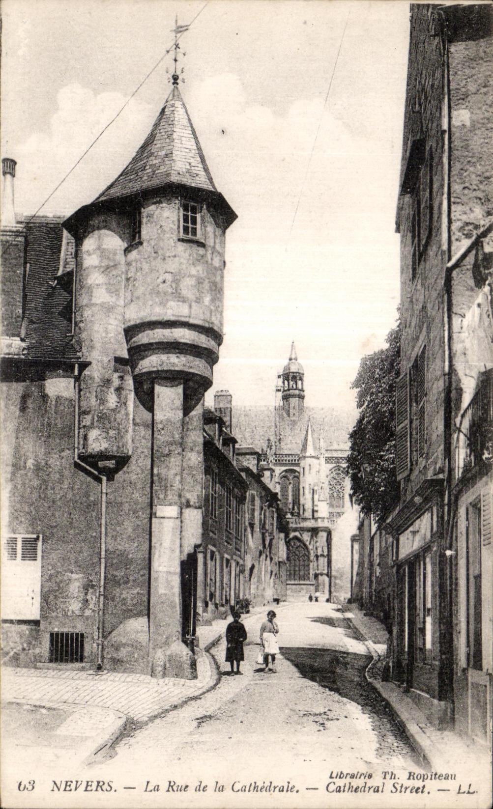 CPA Nevers La Rue de la Cathedrale Enfants