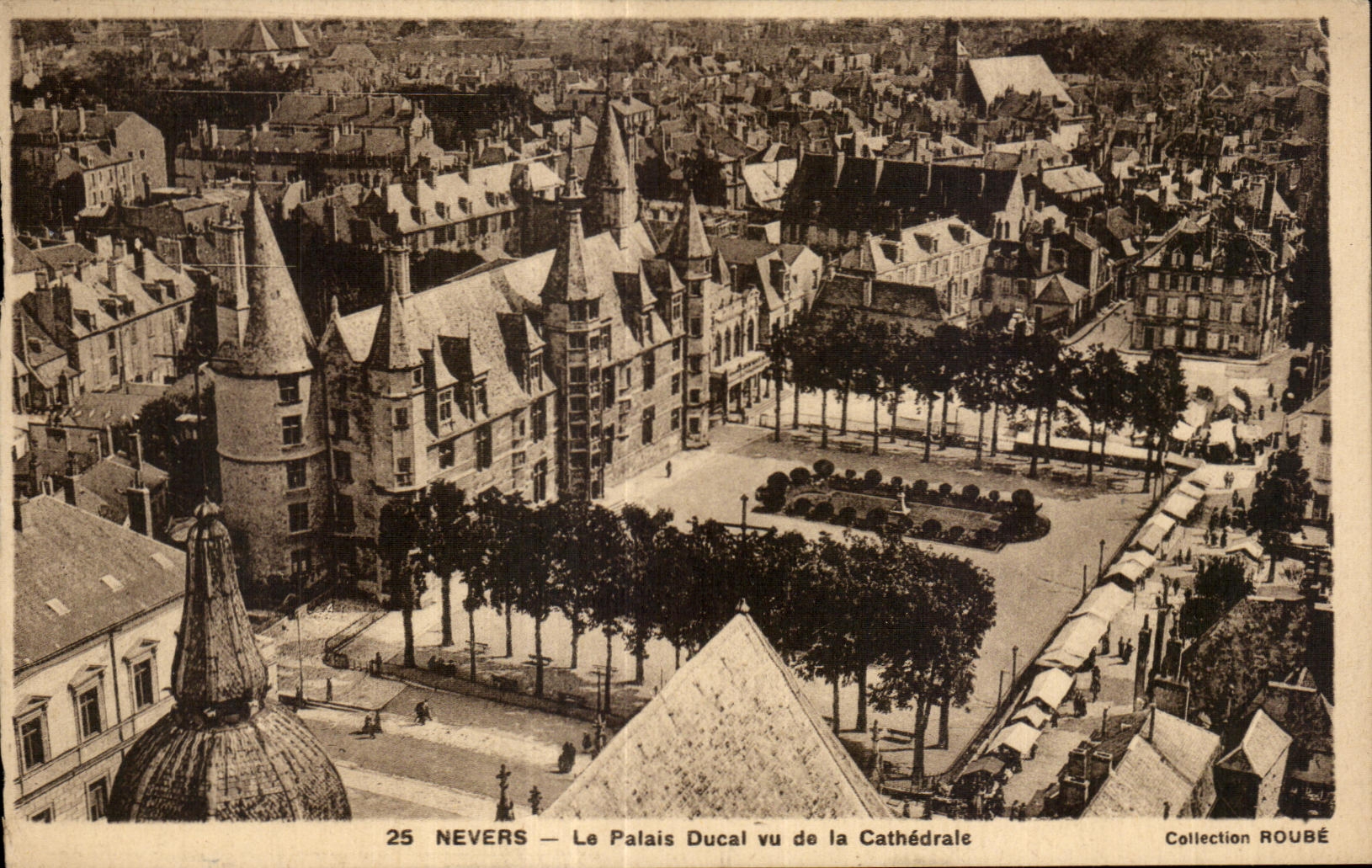CPA Nevers Le Palais Ducal Vu de la Cathedrale