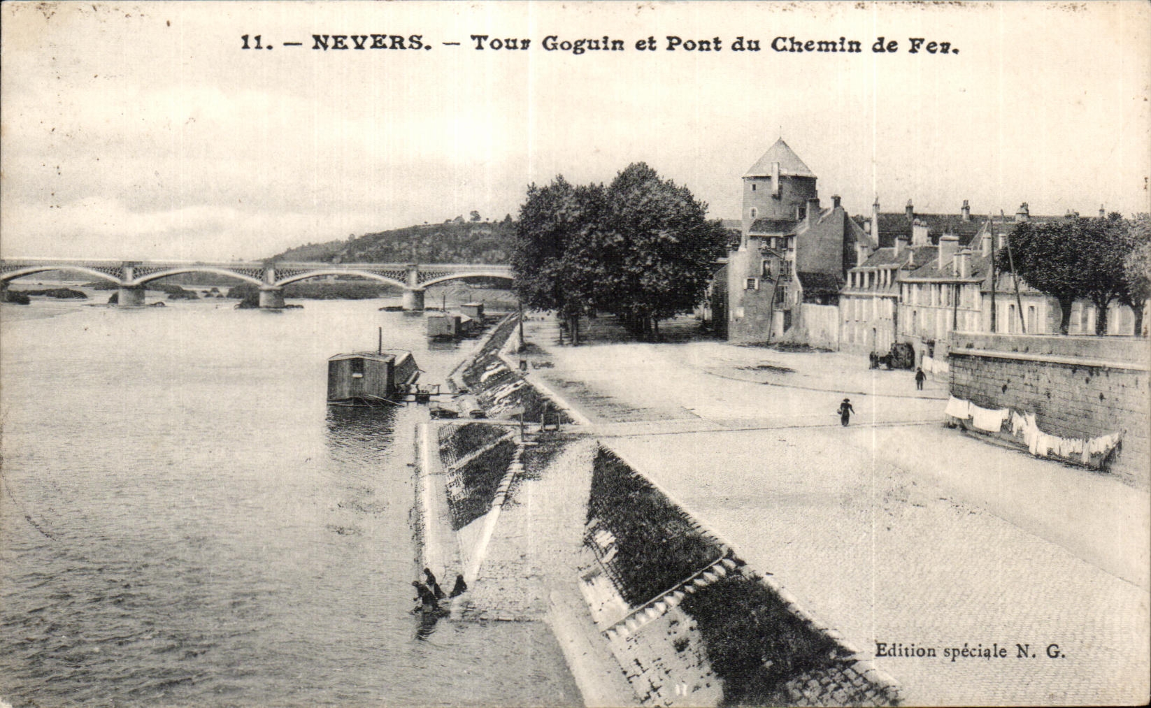 CPA Nevers Tour Goguin et Pont du Chemin de Fer