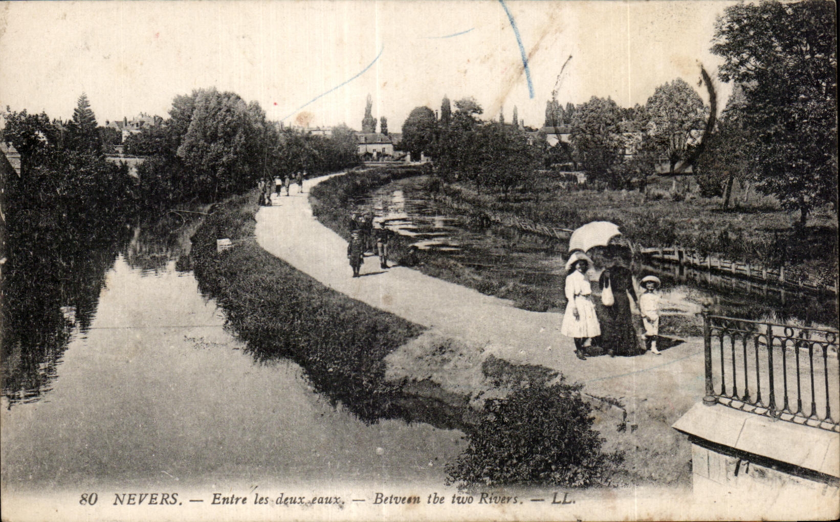 CPA Nevers Entre les deux taux Betveen tbe two Rivers Enfants