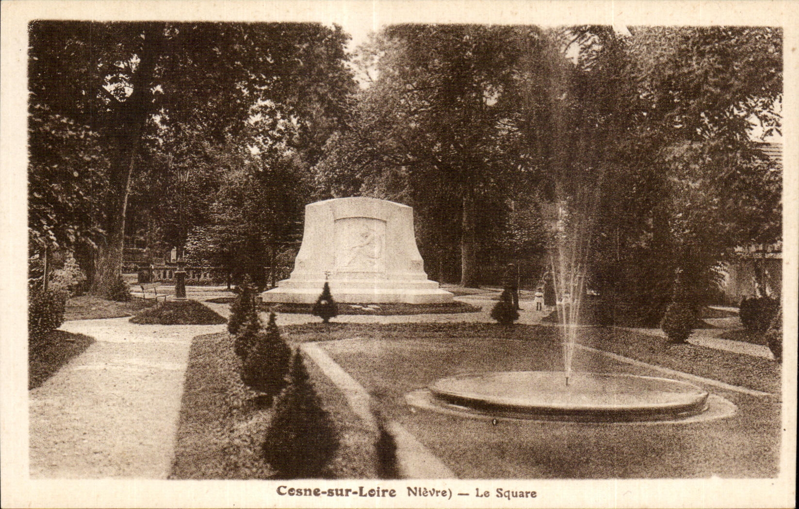CPA Cosne sur Loire Nievre Le Square