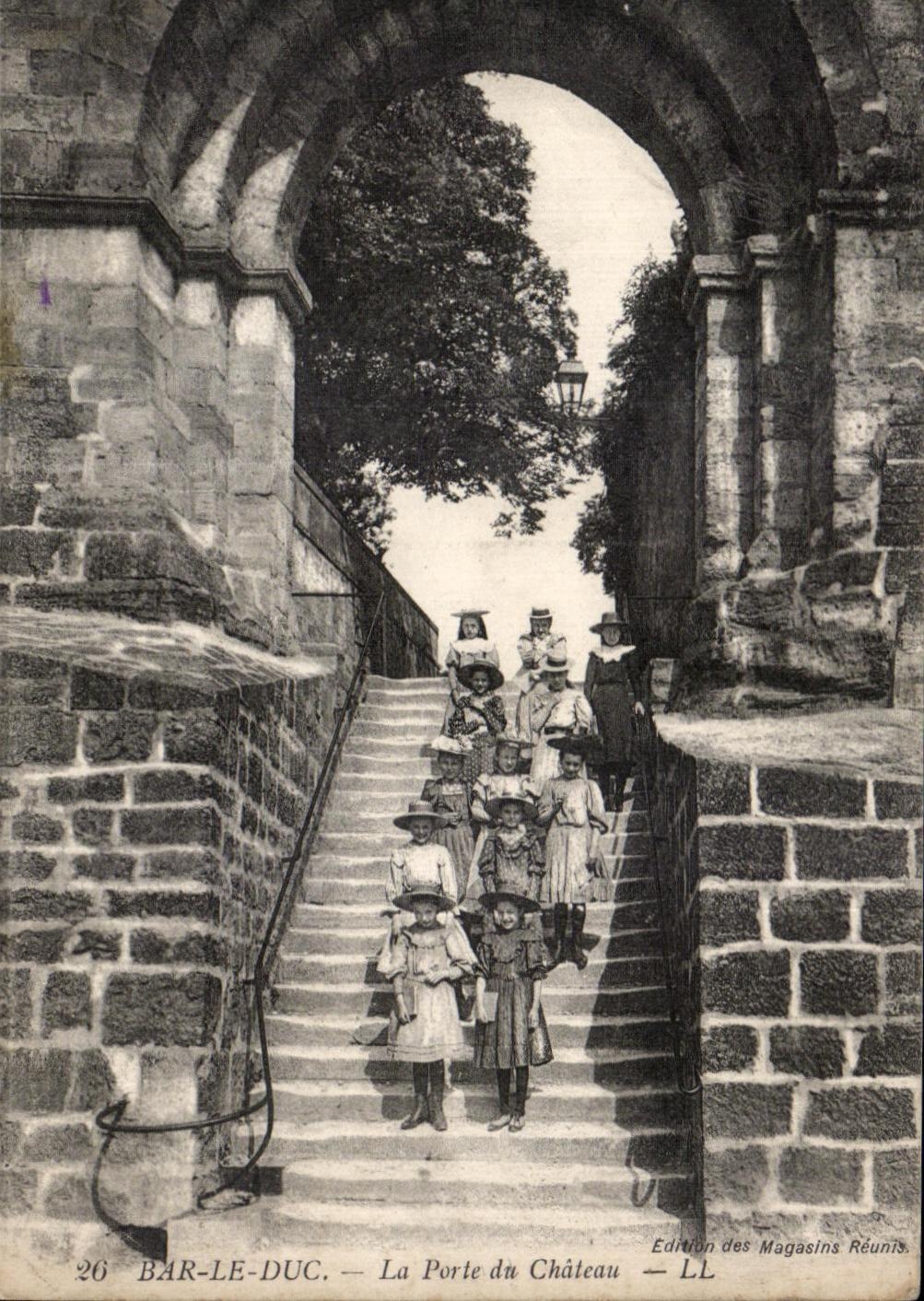 CPA Bar Le Duc La porte du Chateau Enfants
