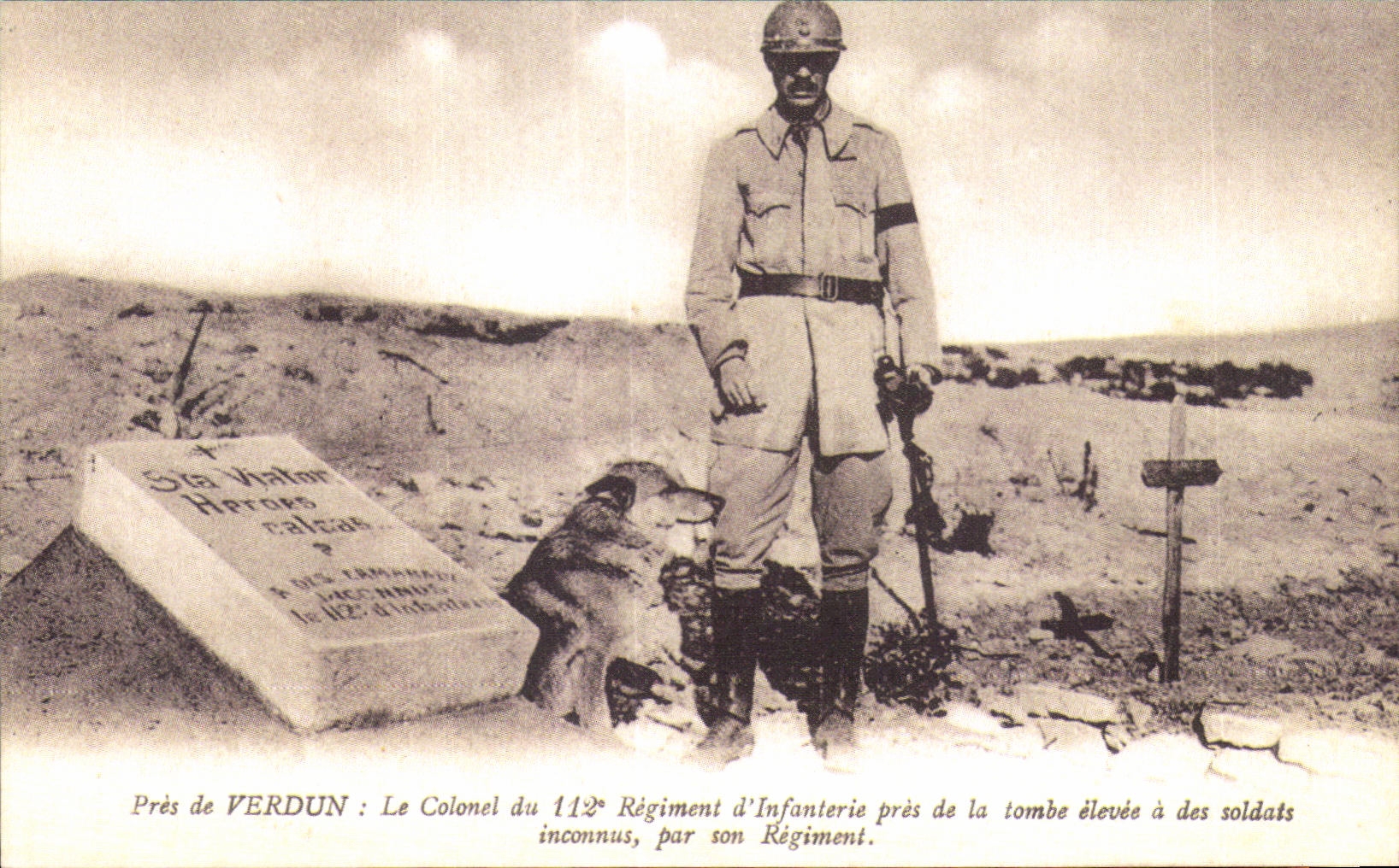 CPA Pres de Verdun Le Colonel du regiment d Infanterie pres de la tombe elevee a des soldats inconnus par son Regiment M