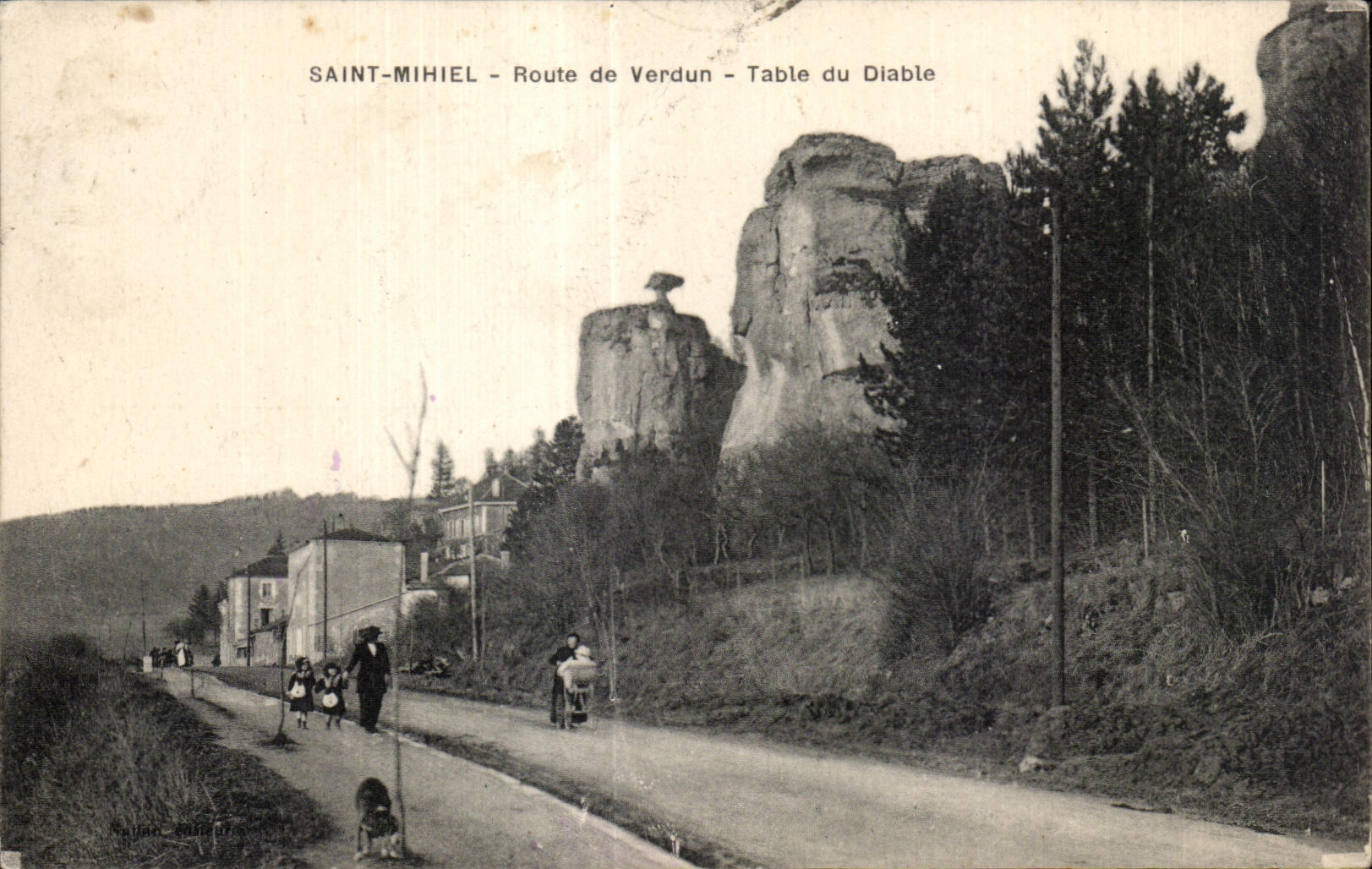 CPA Saint Mihiel Route de Verdun Table du Diable