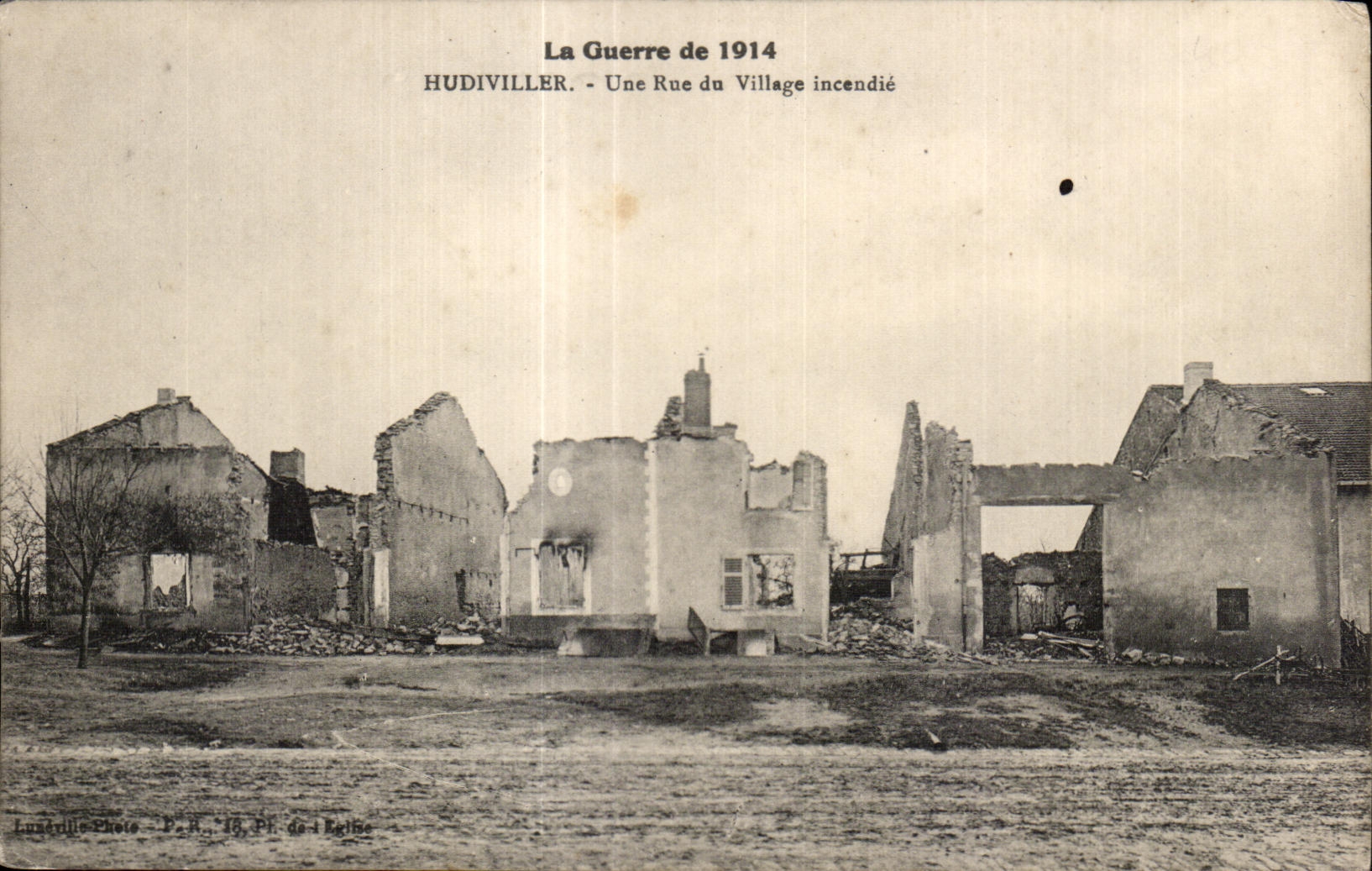 Hudiviller — Une Rue du Village incendié — Lucéville-Chois - P. 8 - 16, Pl. de l'Église