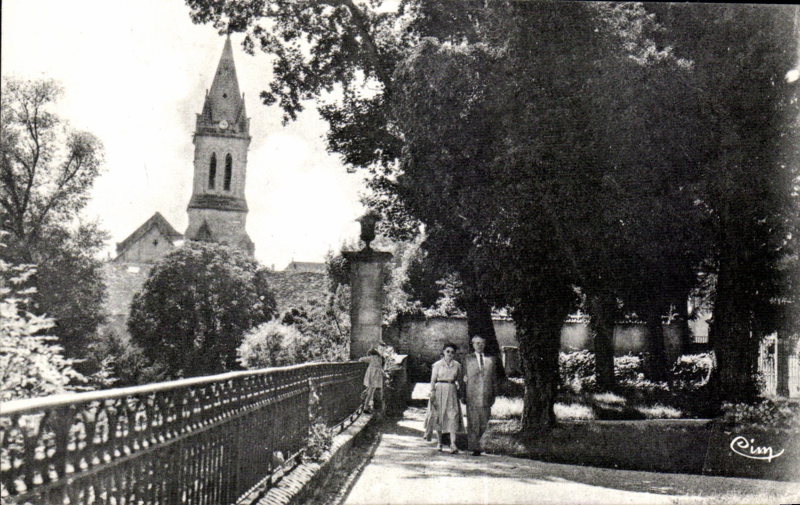 CPA Bourbonne les bains (Hte-Marne) L Eglise vue du Pare de I Hotel de ville