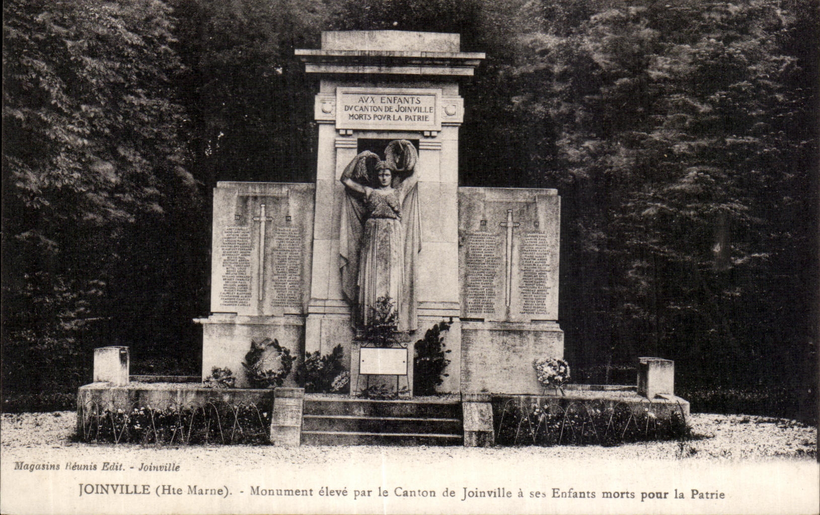 CPA Joinville (Hte Marne) Monument eleve par Canton de Joinville a ses Enfants morts pour la Patrie Militaria