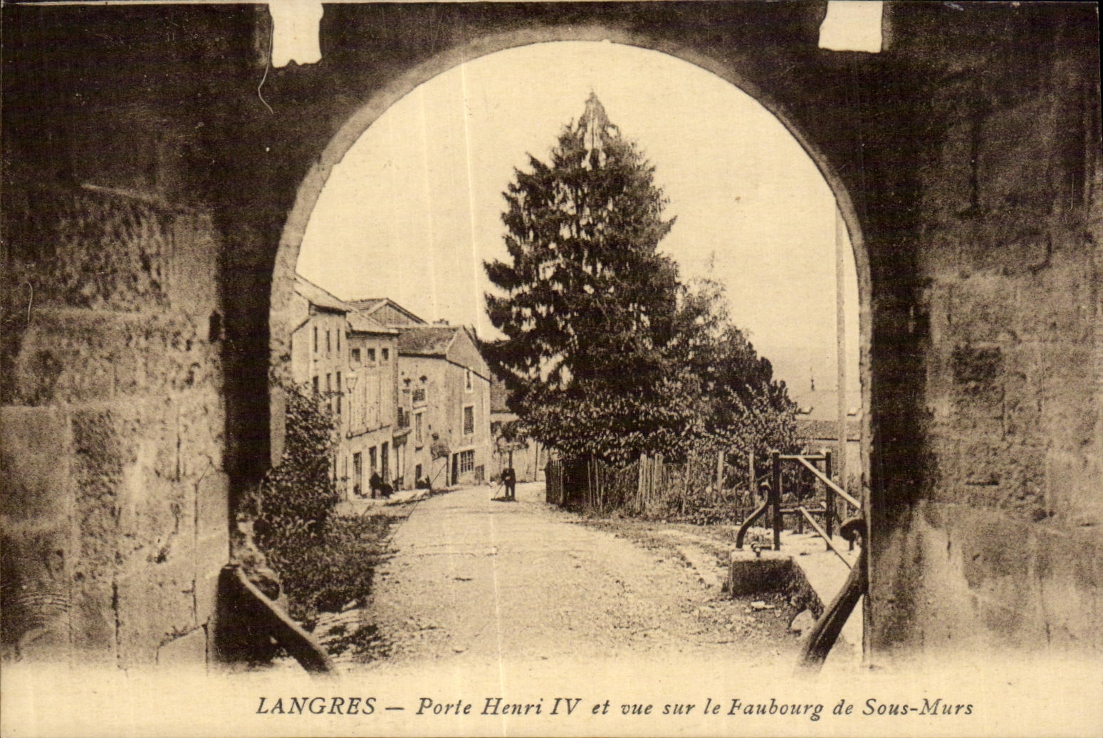 Langres — Porte Henri IV et vue sur le Faubourg de Sous-Murs