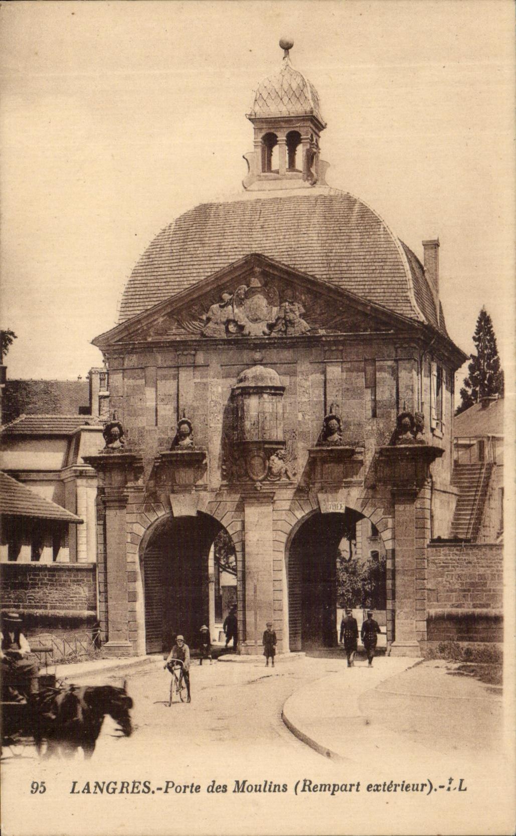 CPA Langres Porte des Moulins (Rempart exterieur)