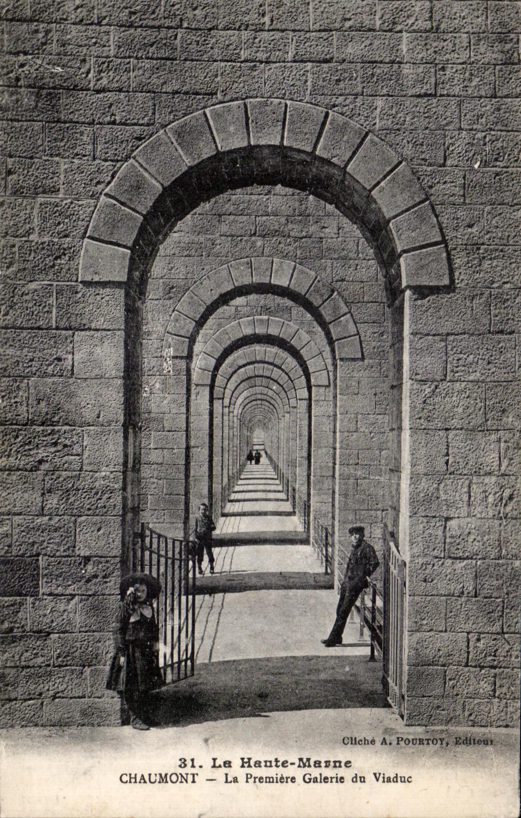 CPA La haute mavne chaumont la premiere galerie du viaduc